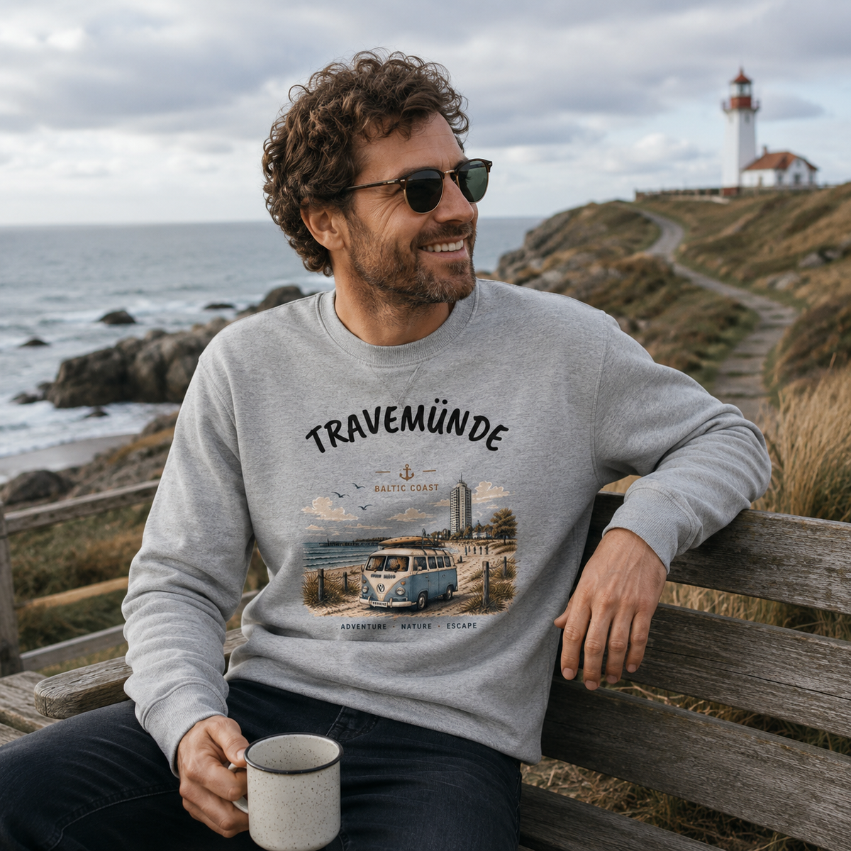 Lifestyleaufnahme mit Travemünde Bulli – Bio-Sweatshirt – Helle Edition an der Ostsee