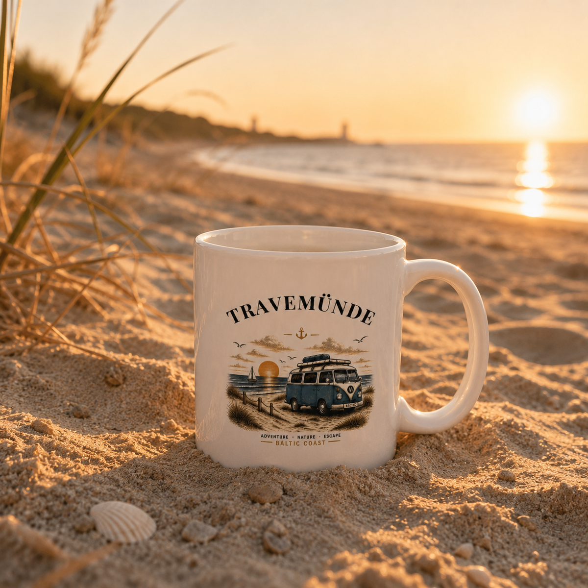 Travemünde Bulli – Baltic Coast Keramikbecher in einer maritimen Travemünde Produktaufnahme