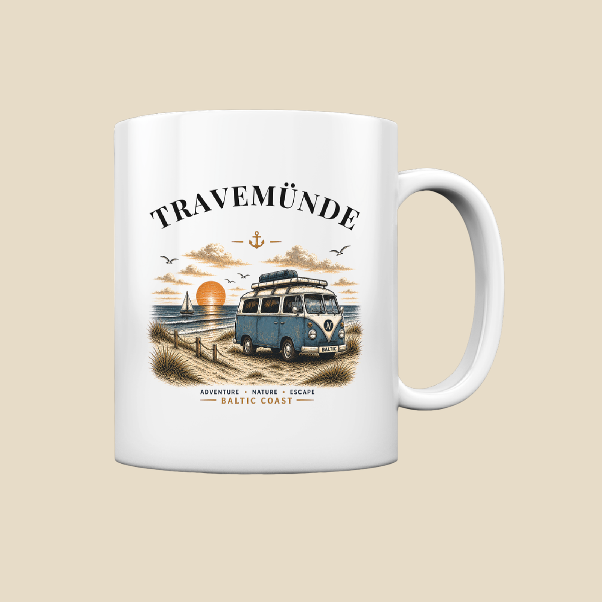 Travemünde Bulli – Baltic Coast Keramikbecher in einer maritimen Travemünde Produktaufnahme