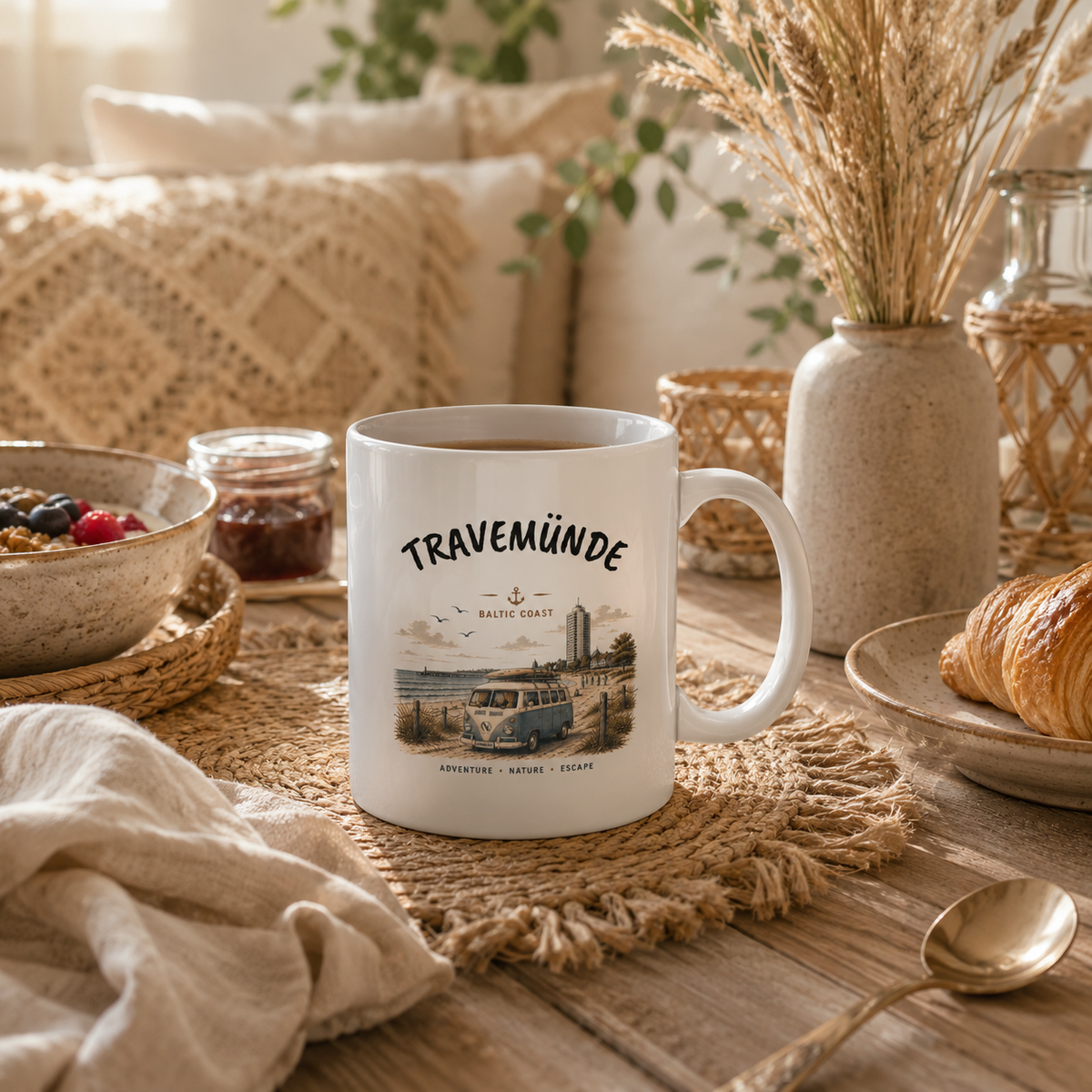 Travemünde Bulli – Baltic Coast Keramikbecher in einer maritimen Travemünde Produktaufnahme