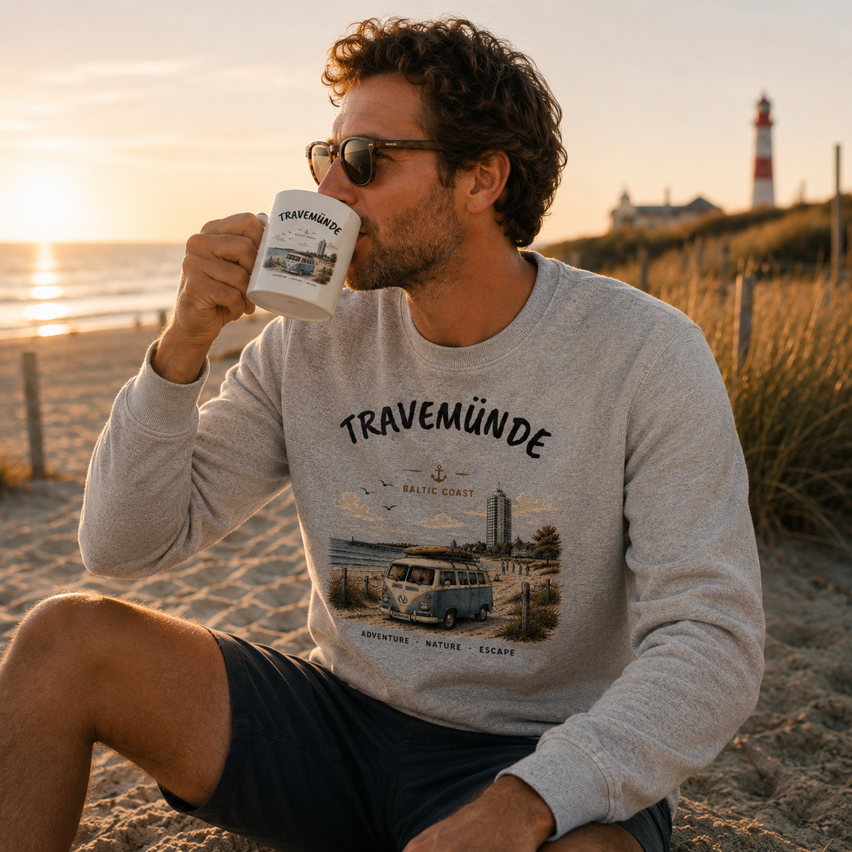 Travemünde Bulli – Baltic Coast Keramikbecher in einer maritimen Travemünde Produktaufnahme
