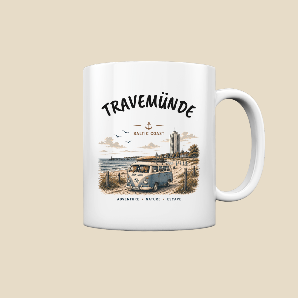 Travemünde Bulli – Baltic Coast Keramikbecher in einer maritimen Travemünde Produktaufnahme