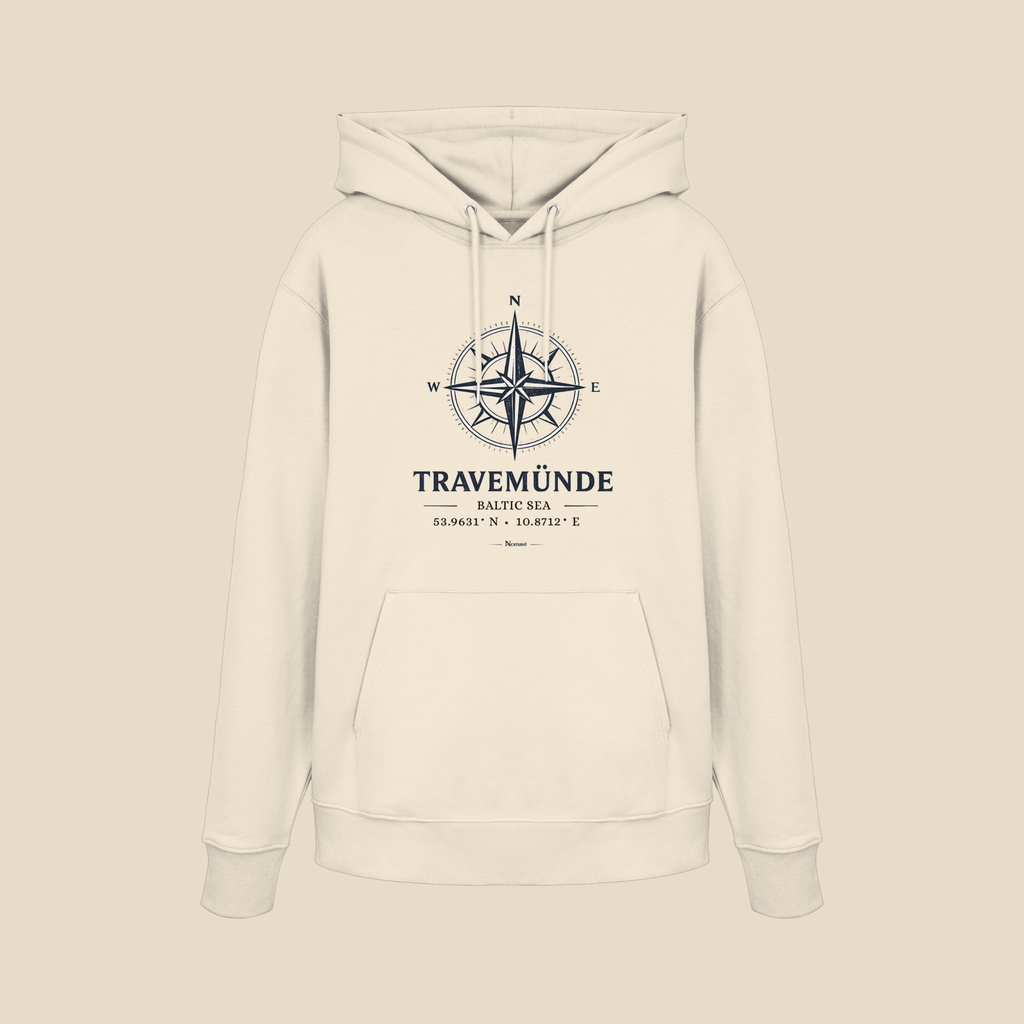Nomavé Bio-Hoodie für Erwachsene in Naturweiß als Clean Mockup mit Frontprint „Travemünde Baltic Sea“ und stilisierter Windrose inklusive Koordinaten. Präsentiert auf neutralem beigefarbenem Hintergrund in der Vorderansicht.