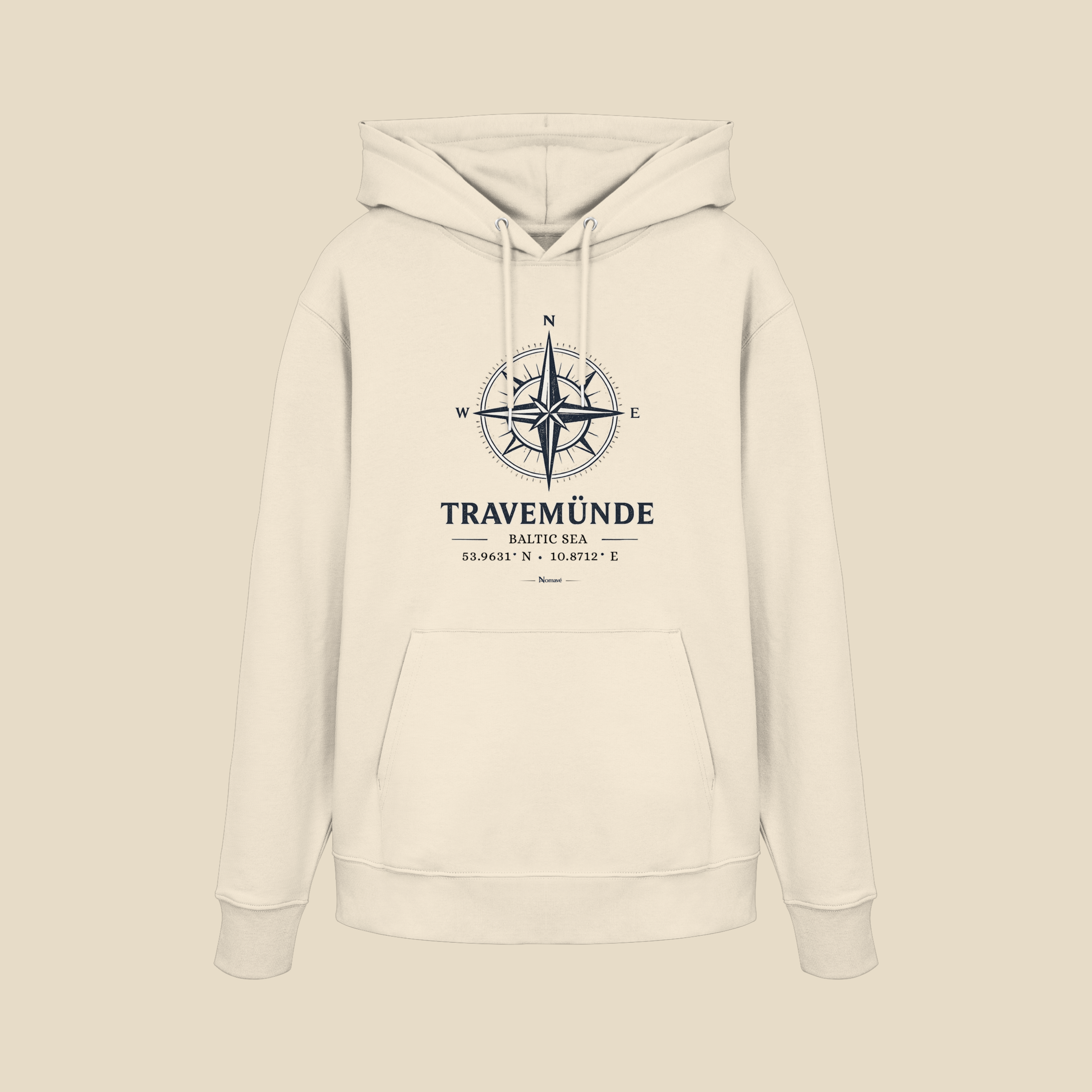 Nomavé Bio-Hoodie für Erwachsene in Naturweiß als Clean Mockup mit Frontprint „Travemünde Baltic Sea“ und stilisierter Windrose inklusive Koordinaten. Präsentiert auf neutralem beigefarbenem Hintergrund in der Vorderansicht.