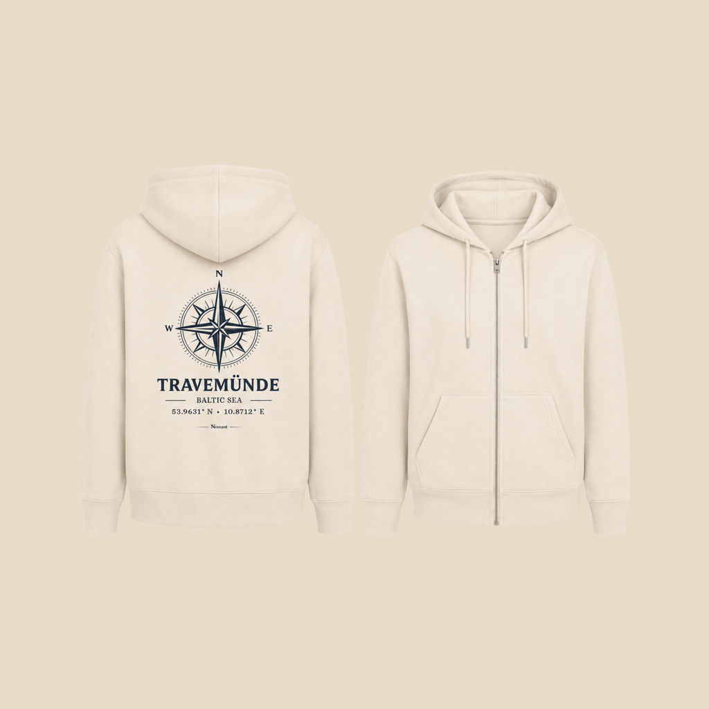 Cremefarbene Nomavé Bio-Kapuzenjacke mit Reißverschluss im Clean Mockup. Die Rückseite zeigt den großen „Travemünde Baltic Sea“-Print mit stilisierter Windrose, die Vorderseite ist bewusst schlicht ohne Aufdruck. Ansicht von Vorder- und Rückseite auf hellem neutralem Hintergrund.