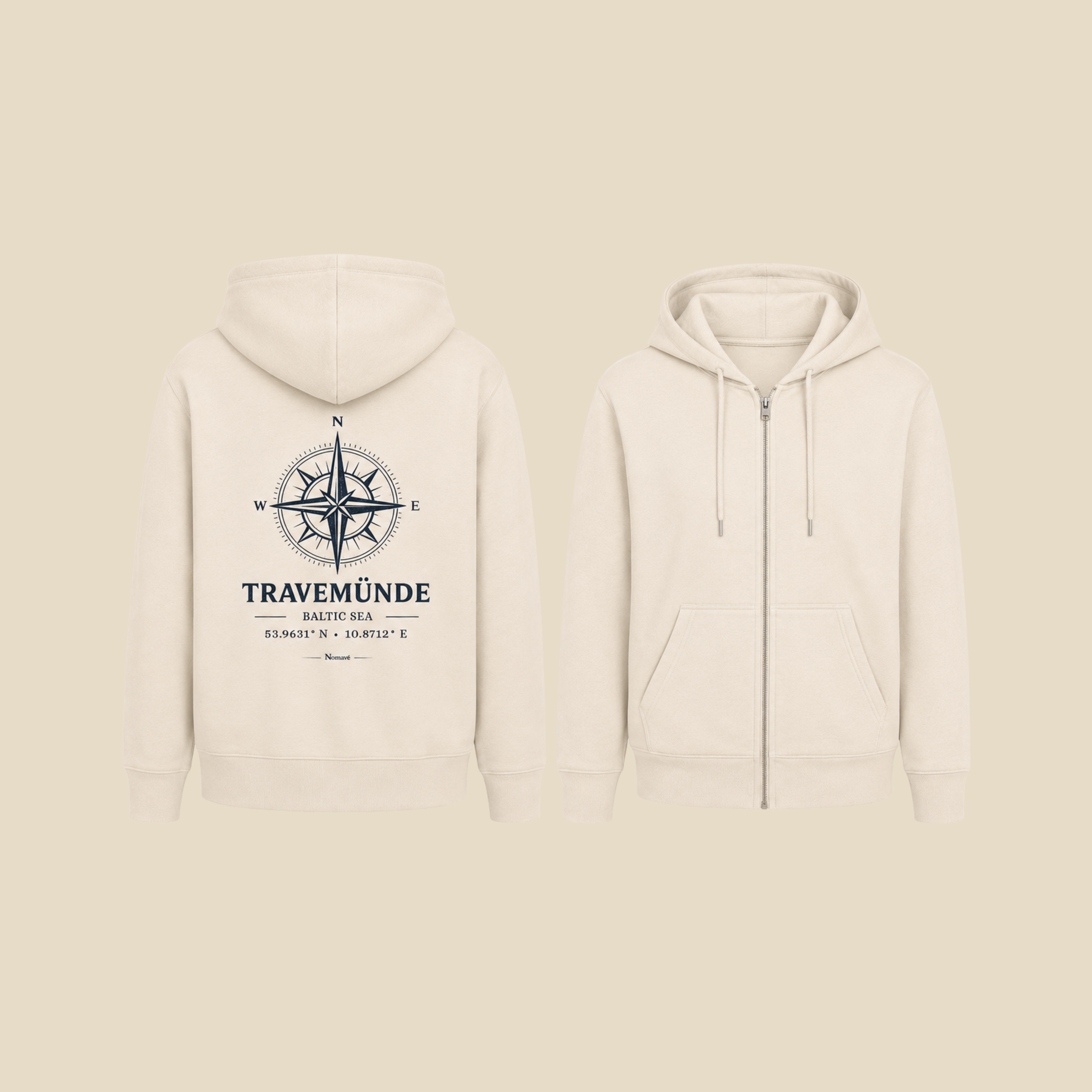 Cremefarbene Nomavé Bio-Kapuzenjacke mit Reißverschluss im Clean Mockup. Die Rückseite zeigt den großen „Travemünde Baltic Sea“-Print mit stilisierter Windrose, die Vorderseite ist bewusst schlicht ohne Aufdruck. Ansicht von Vorder- und Rückseite auf hellem neutralem Hintergrund.