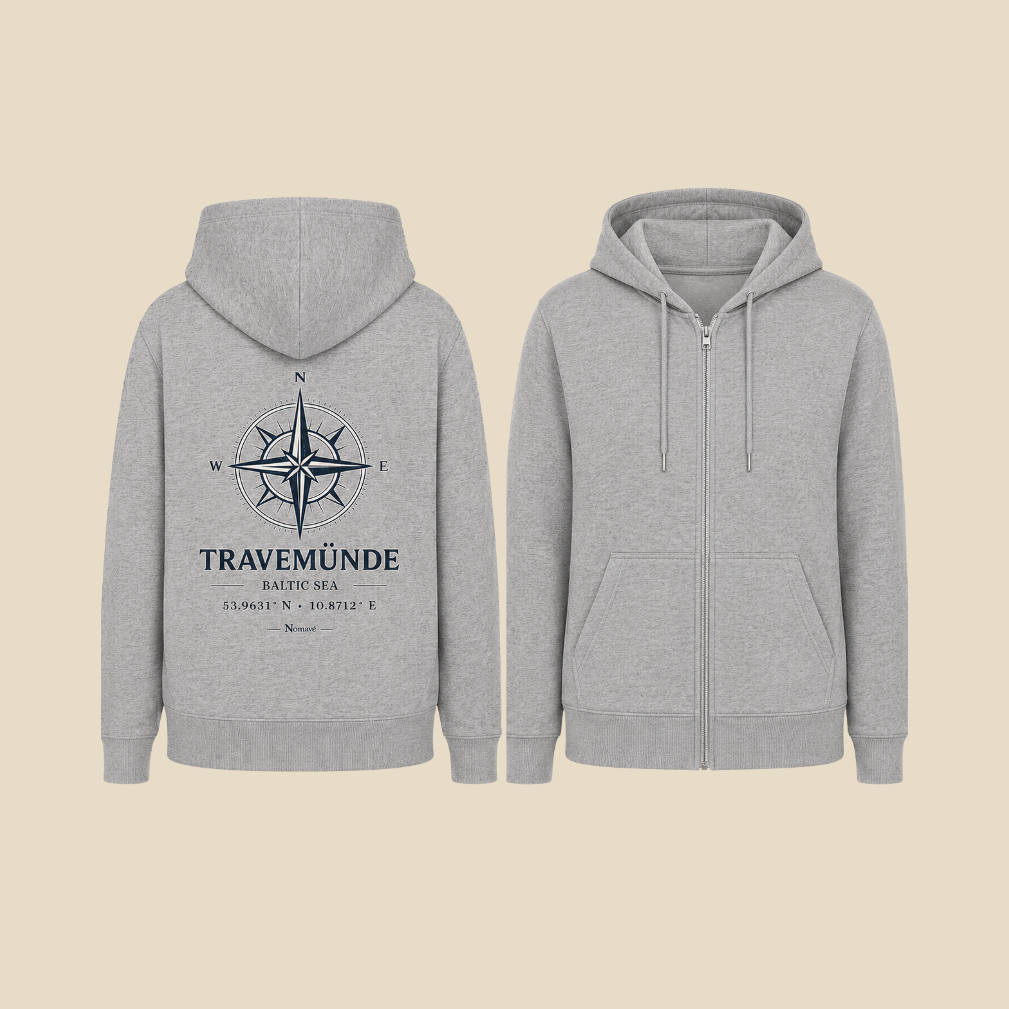 Clean Mockup der Nomavé Bio-Kapuzenjacke mit Reißverschluss in Heather Grey. Links die Rückenansicht mit großem „Travemünde Baltic Sea“-Kompassmotiv und Koordinaten, rechts die schlichte Vorderansicht mit Reißverschluss und Kängurutaschen auf hellem Hintergrund.