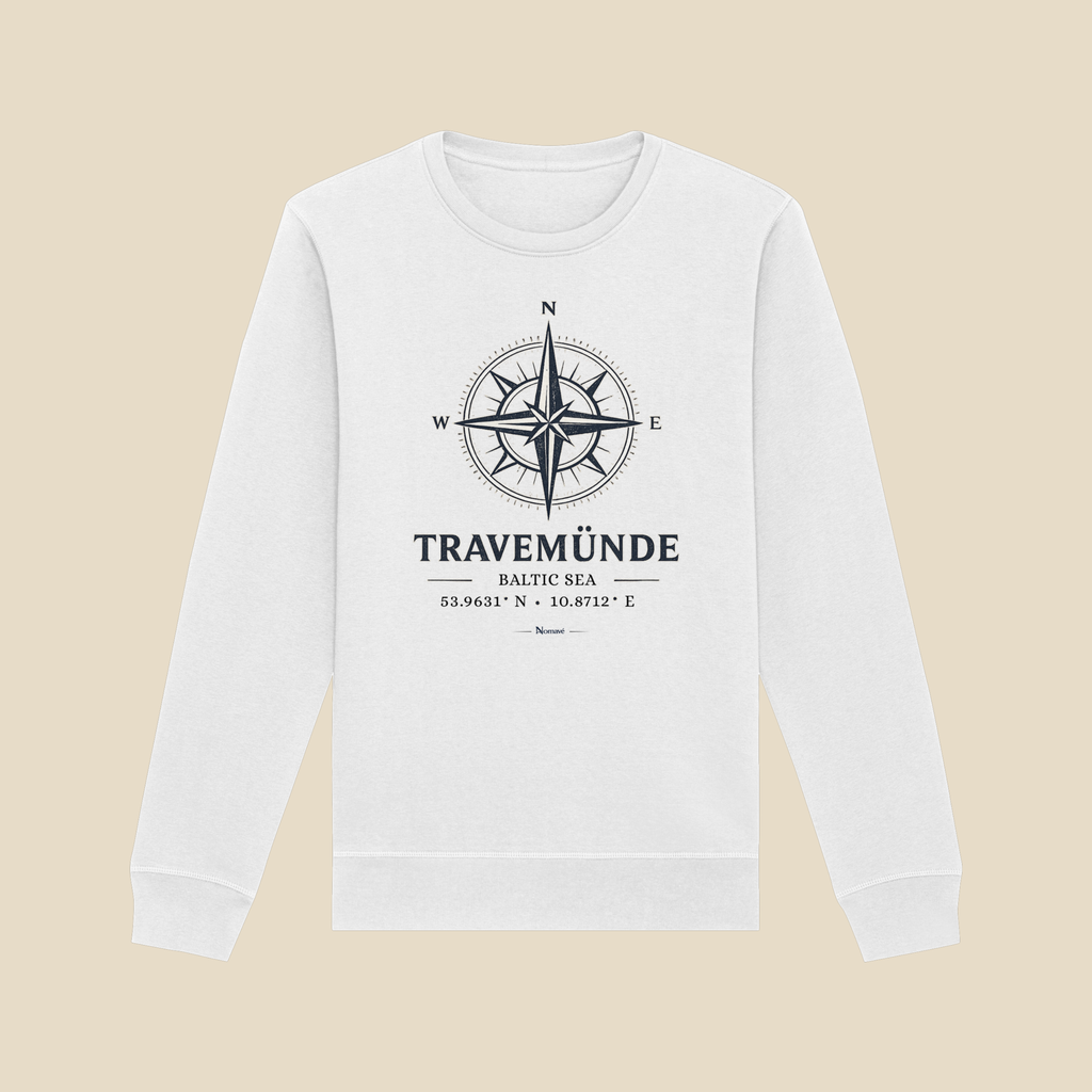 Weißes Nomavé Bio-Sweatshirt für Erwachsene mit dem Frontprint „Travemünde Baltic Sea“ und einer stilisierten Windrose. Clean Mockup der Vorderseite auf hellem neutralem Hintergrund – maritimes Design inspiriert von Travemünde und der Ostsee.