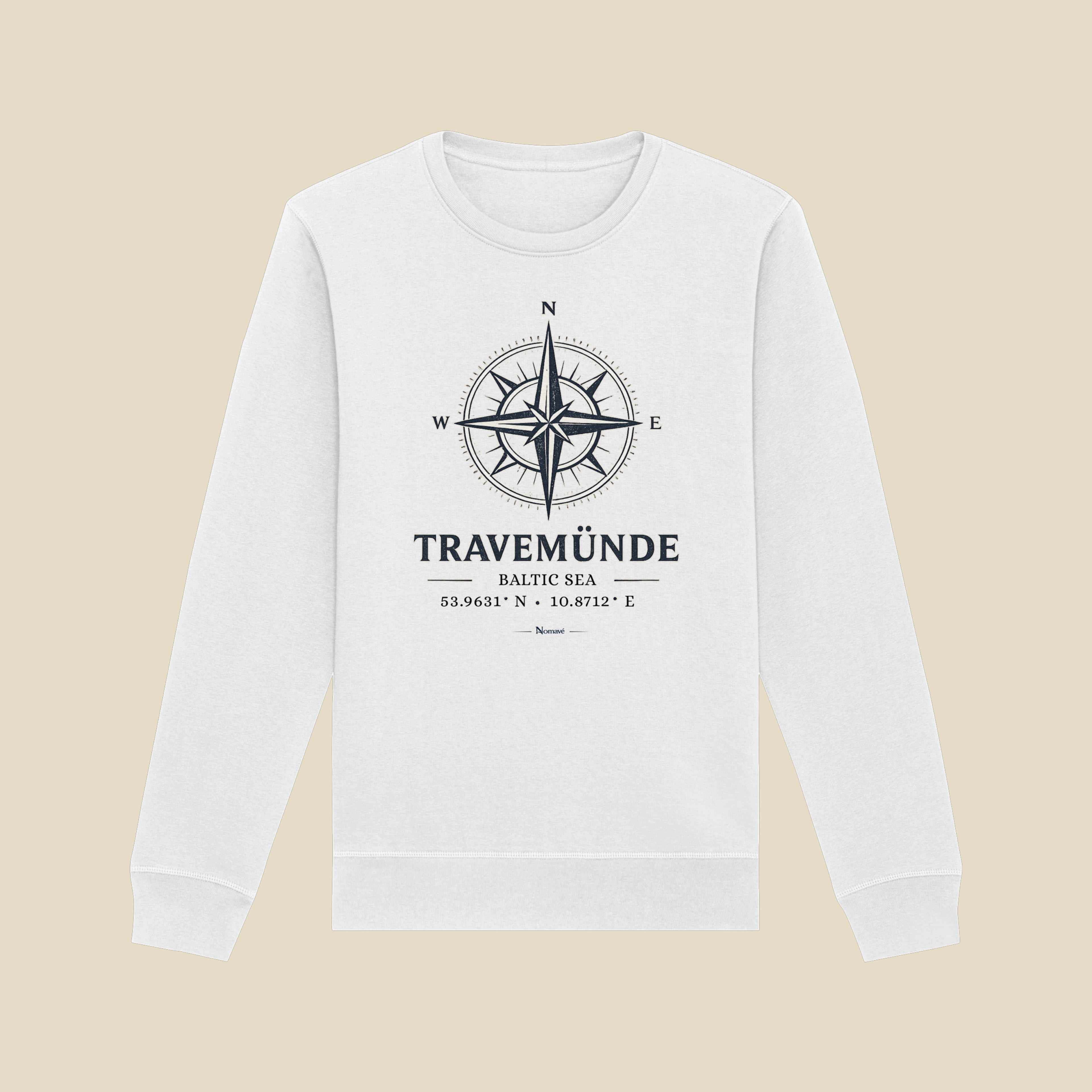 Weißes Nomavé Bio-Sweatshirt für Erwachsene mit dem Frontprint „Travemünde Baltic Sea“ und einer stilisierten Windrose. Clean Mockup der Vorderseite auf hellem neutralem Hintergrund – maritimes Design inspiriert von Travemünde und der Ostsee.