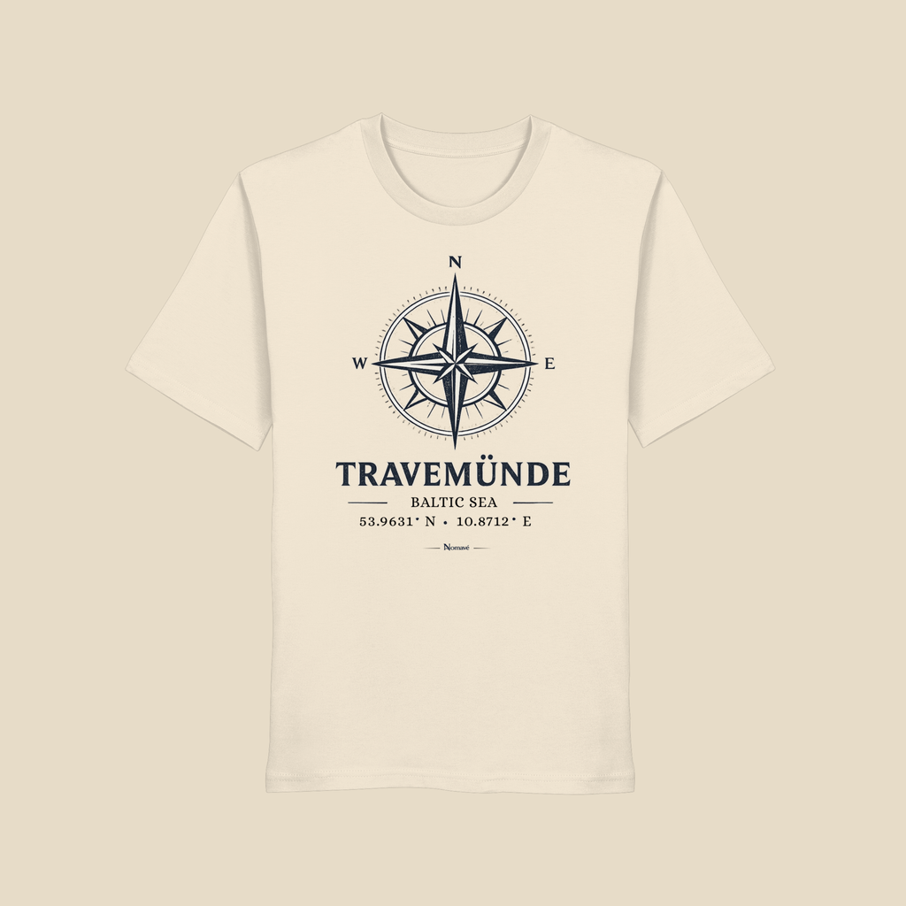 Nomavé Bio T-Shirt „Travemünde Baltic Sea“ mit maritimer Windrose und den Koordinaten von Travemünde – hochwertiges Clean Mockup auf beigem Hintergrund für den Shopify-Onlineshop.