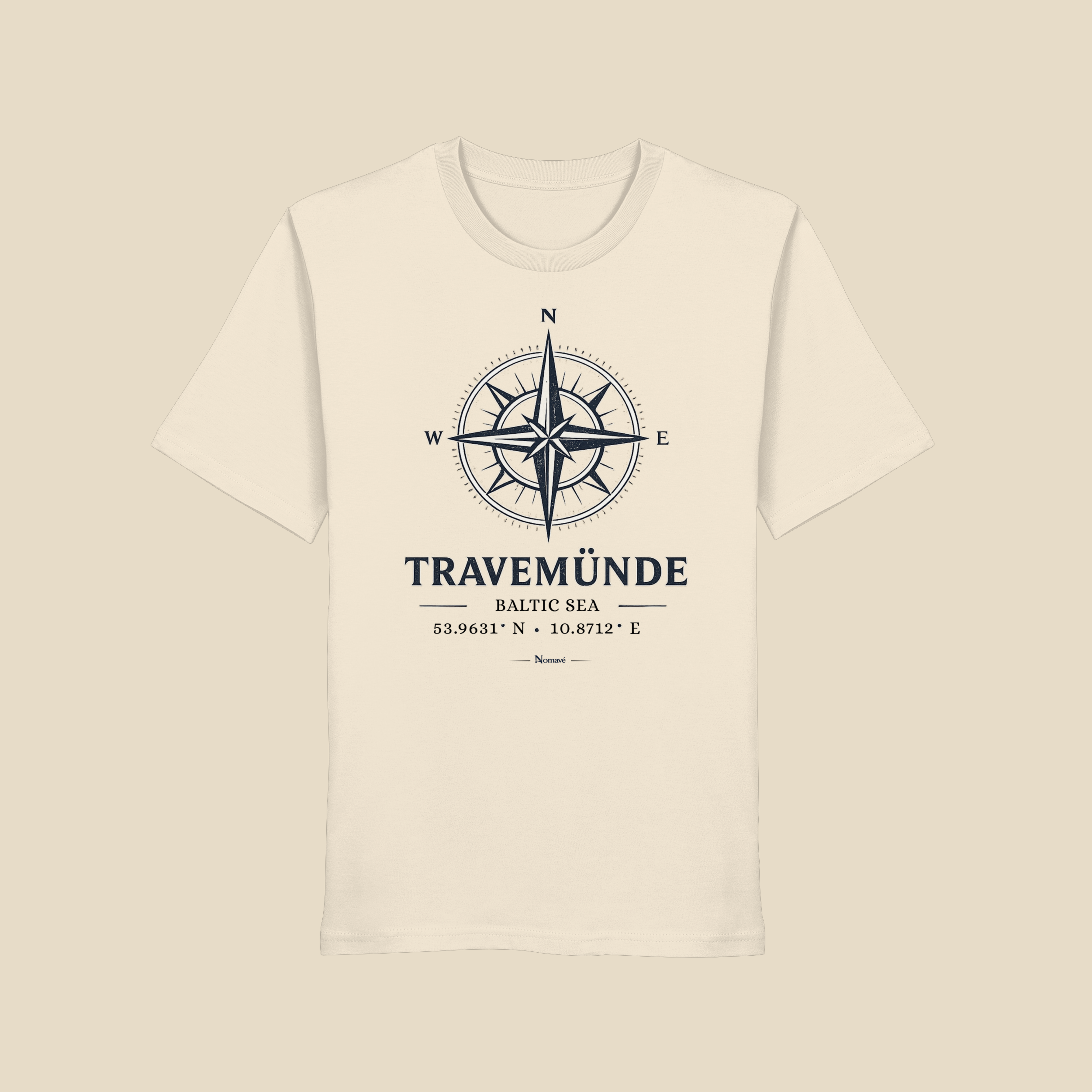 Nomavé Bio T-Shirt „Travemünde Baltic Sea“ mit maritimer Windrose und den Koordinaten von Travemünde – hochwertiges Clean Mockup auf beigem Hintergrund für den Shopify-Onlineshop.