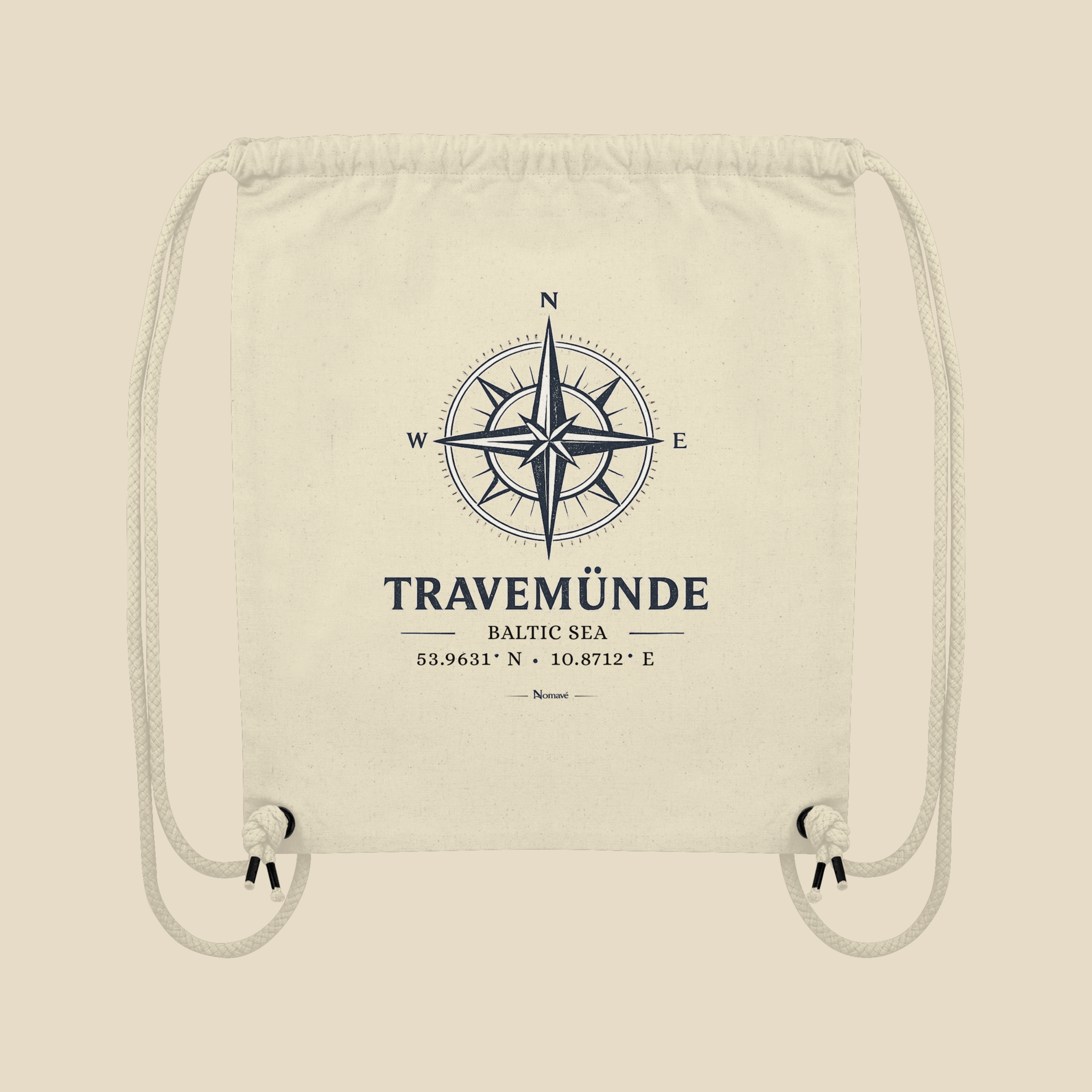 Nachhaltiger Nomavé Bio-Turnbeutel aus Bio-Baumwolle in Natur mit „Travemünde Baltic Sea“-Kompassmotiv. Leichter Gym Bag mit maritimem Ostsee-Design für Strand, Freizeit, Sport, Reisen und den Alltag.