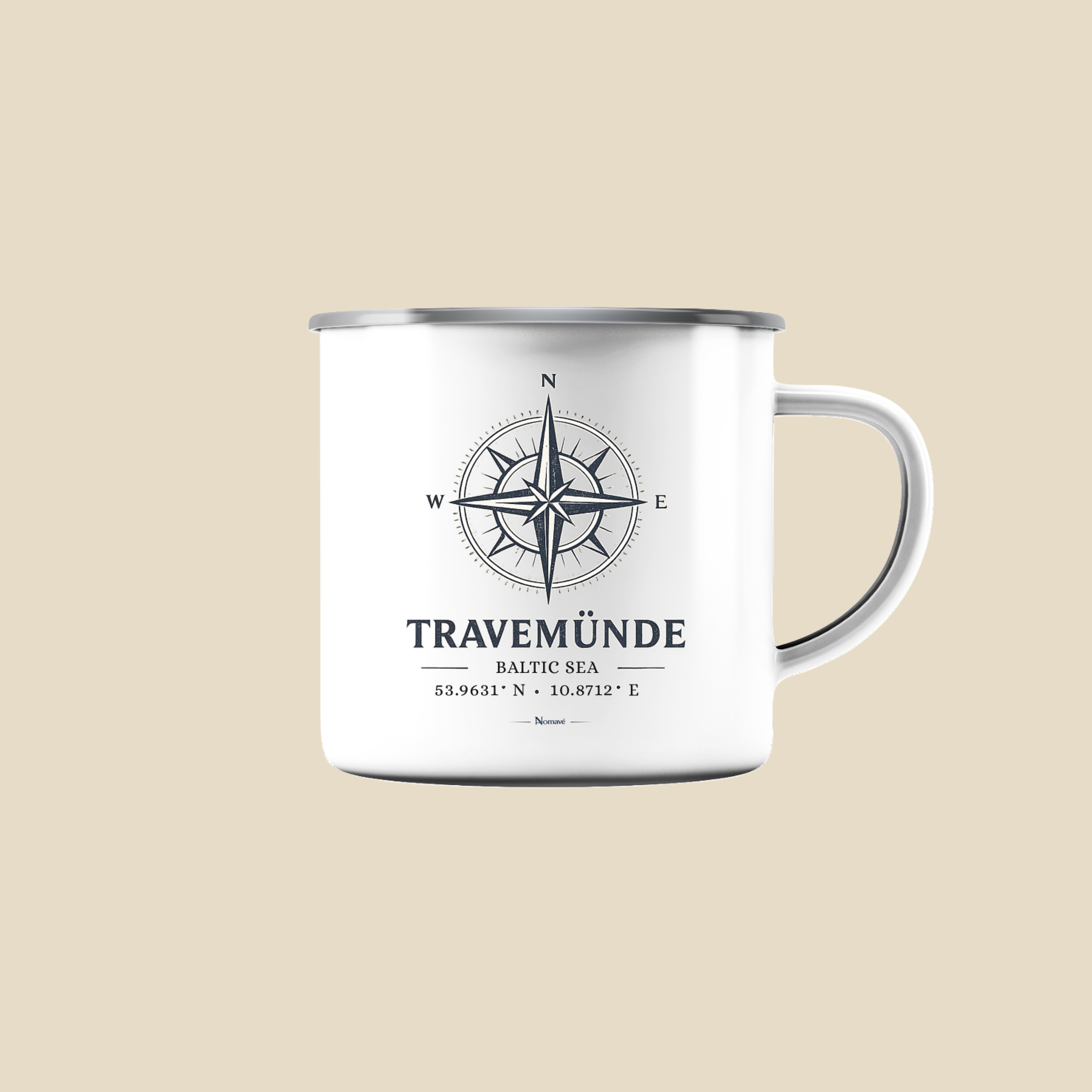 Weißer Emaillebecher mit silbernem Rand und maritimem Kompassmotiv „Travemünde Baltic Sea“ von Nomavé auf hellem neutralem Hintergrund. Das zeitlose Küstendesign mit den Koordinaten von Travemünde macht den leichten Becher zum idealen Begleiter für Camping, Vanlife, Outdoor-Abenteuer und entspannte Stunden an der Ostsee.
