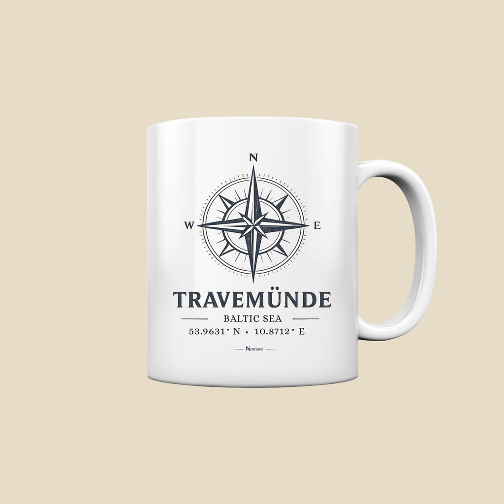 Weiße Keramiktasse mit maritimem Kompassmotiv „Travemünde Baltic Sea“ von Nomavé auf hellem neutralem Hintergrund. Das hochwertige Küstenmotiv mit den Koordinaten von Travemünde macht die Tasse zum idealen Begleiter für Kaffee oder Tee und zu einem schönen Geschenk für Ostsee- und Travemünde-Fans.