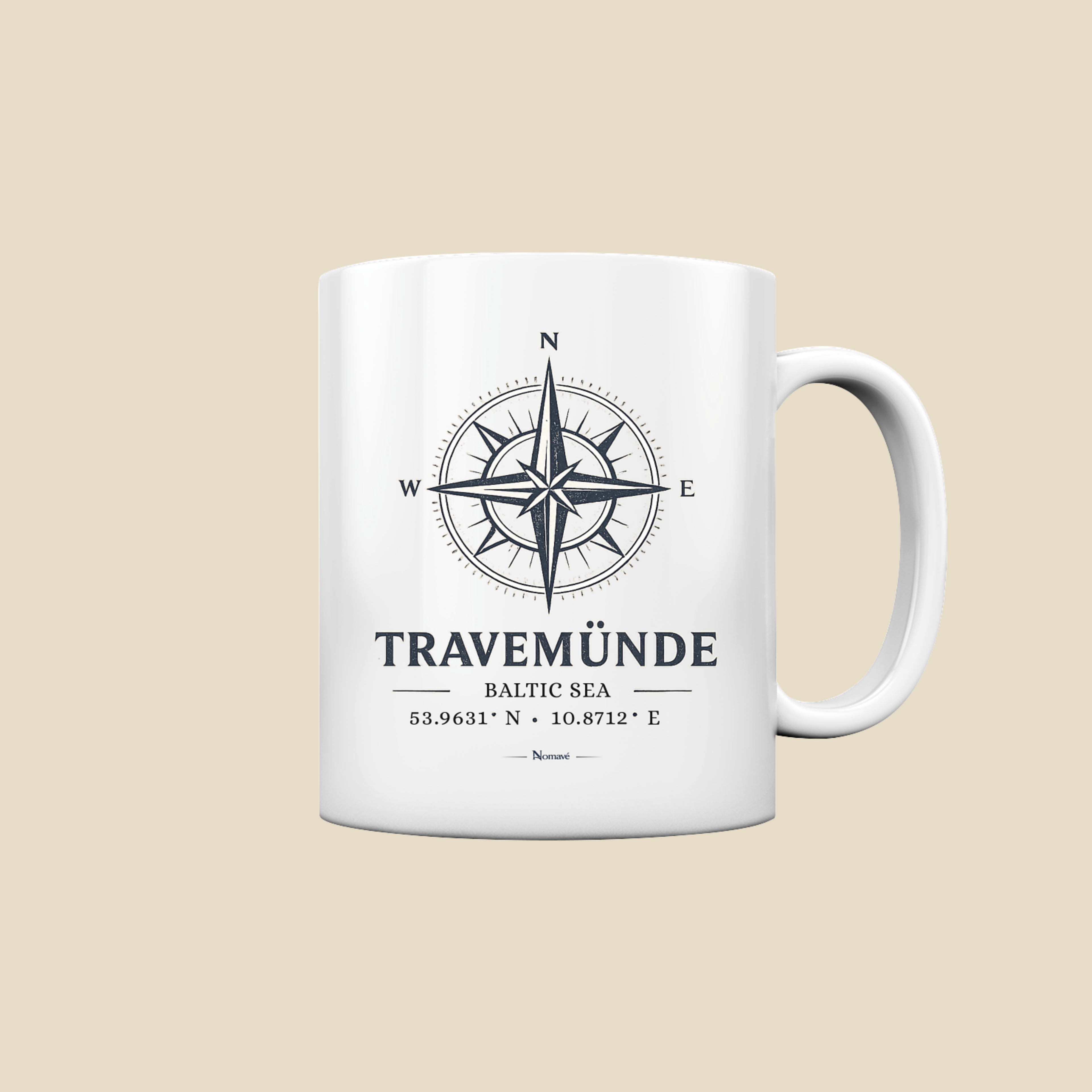 Weiße Keramiktasse mit maritimem Kompassmotiv „Travemünde Baltic Sea“ von Nomavé auf hellem neutralem Hintergrund. Das hochwertige Küstenmotiv mit den Koordinaten von Travemünde macht die Tasse zum idealen Begleiter für Kaffee oder Tee und zu einem schönen Geschenk für Ostsee- und Travemünde-Fans.