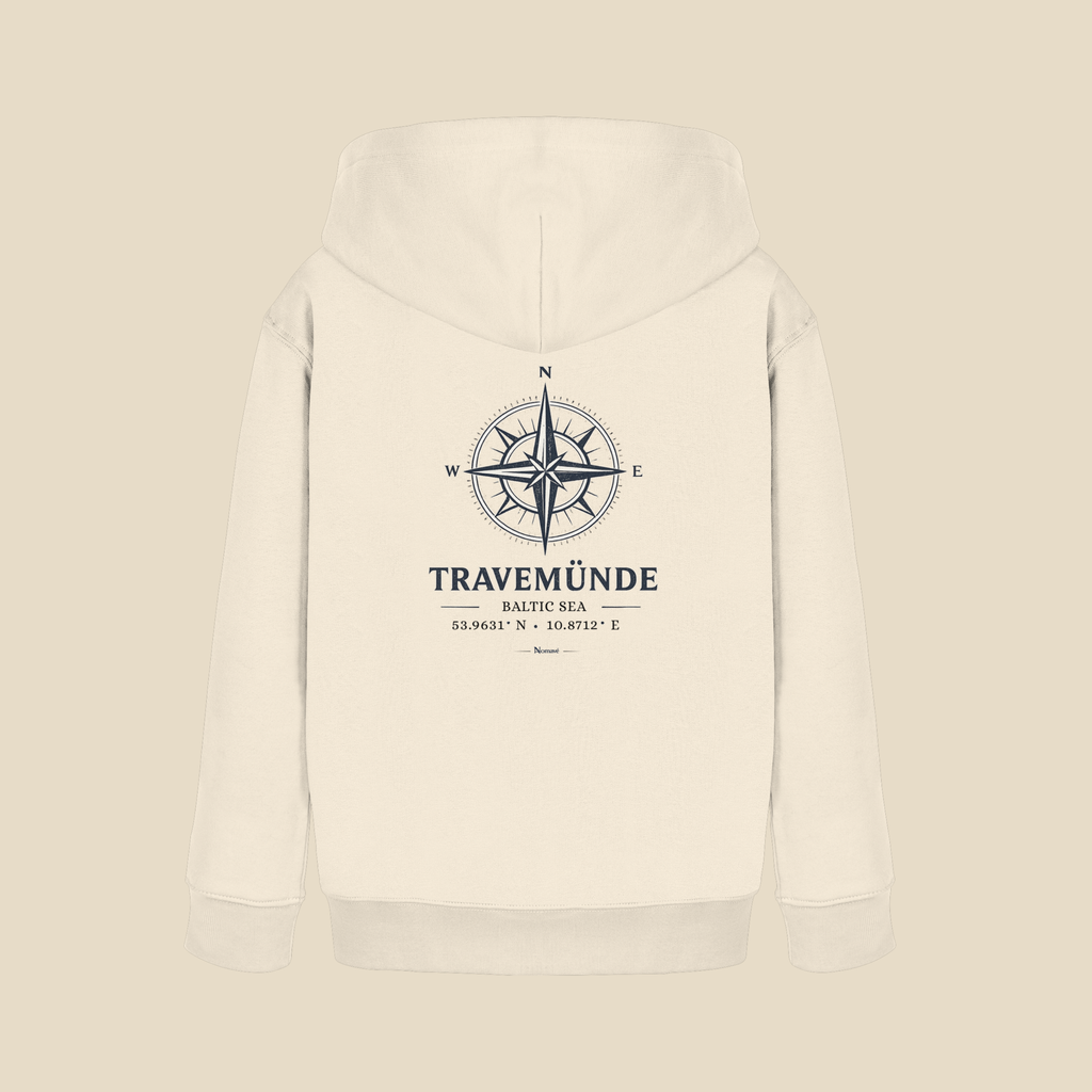 Rückansicht eines cremefarbenen Nomavé Kinder Bio-Hoodies mit großem „Travemünde Baltic Sea“-Kompassmotiv auf dem Rücken. Nachhaltiger Kinder-Hoodie im cleanen Produktmockup für Ostsee- und Travemünde-Fans.