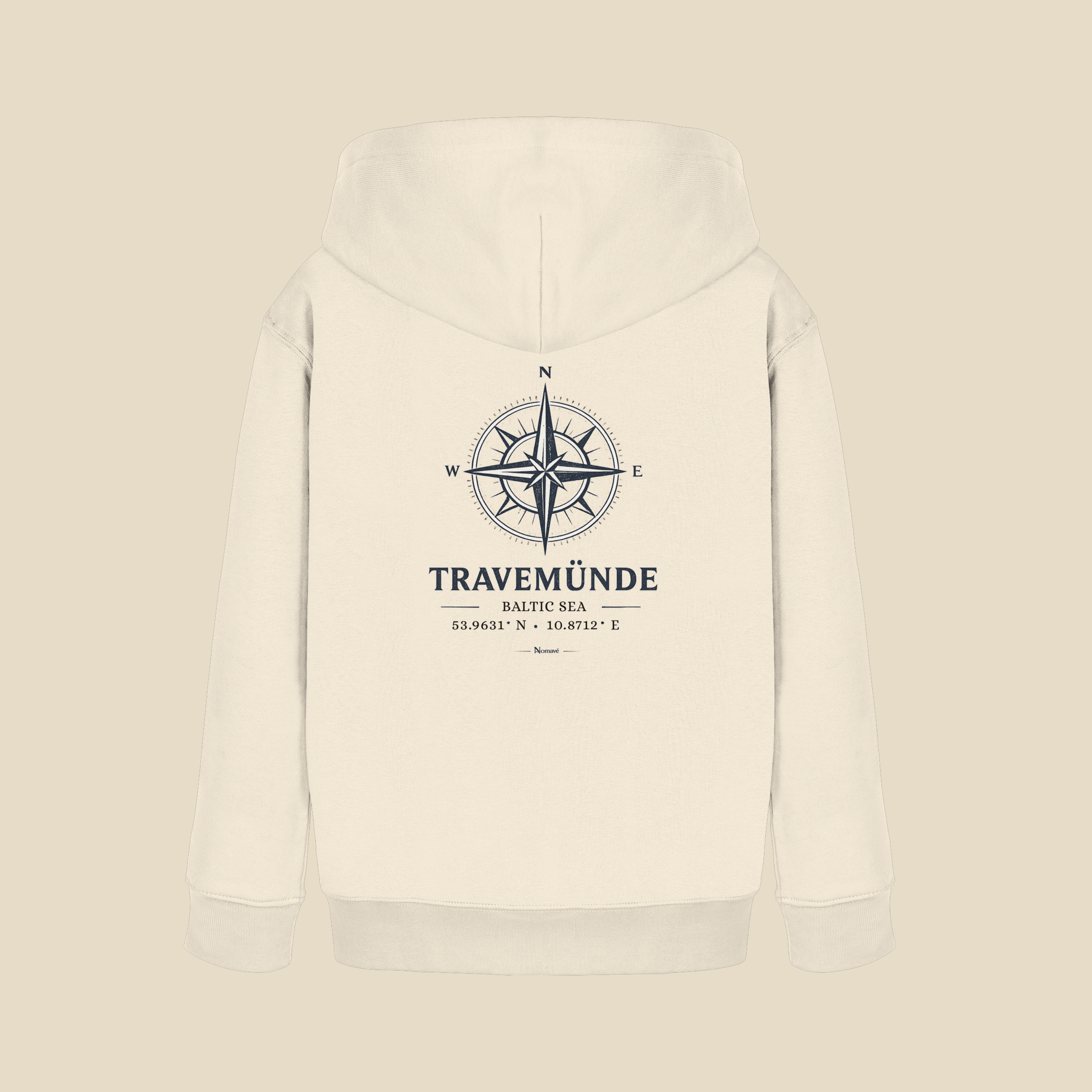 Rückansicht eines cremefarbenen Nomavé Kinder Bio-Hoodies mit großem „Travemünde Baltic Sea“-Kompassmotiv auf dem Rücken. Nachhaltiger Kinder-Hoodie im cleanen Produktmockup für Ostsee- und Travemünde-Fans.