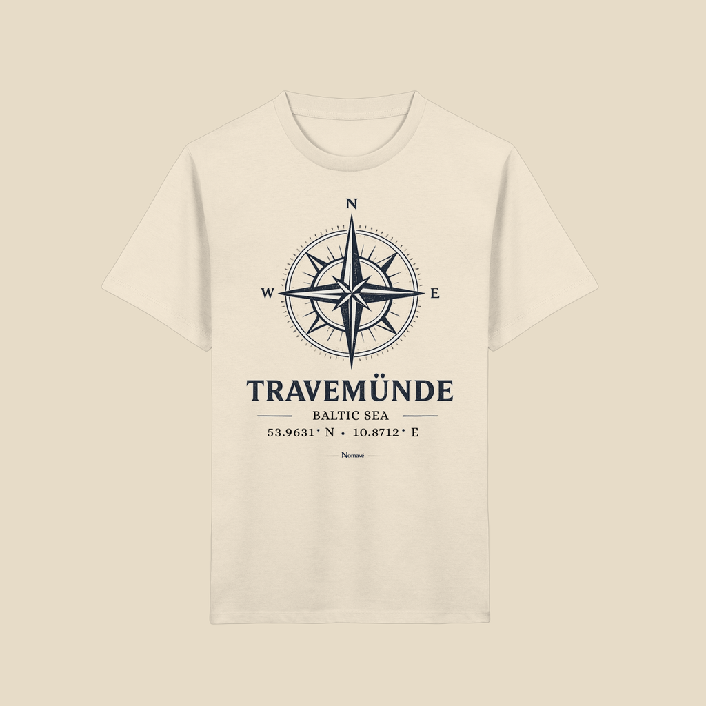 Clean Mockup eines Nomavé Kinder Bio-T-Shirts in Natural White mit großem „Travemünde Baltic Sea“-Kompassmotiv und Koordinaten auf der Vorderseite vor hellem Hintergrund.