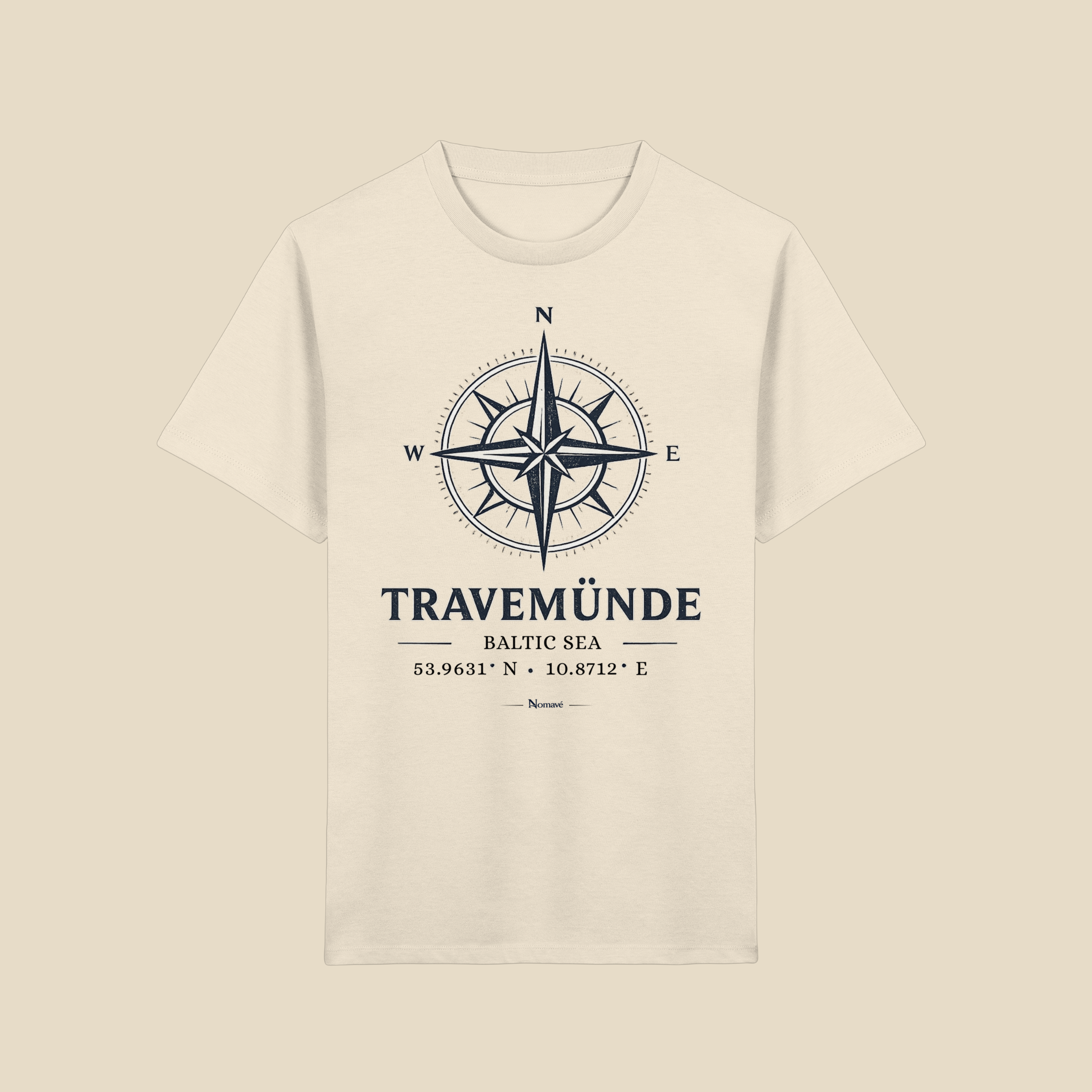 Clean Mockup eines Nomavé Kinder Bio-T-Shirts in Natural White mit großem „Travemünde Baltic Sea“-Kompassmotiv und Koordinaten auf der Vorderseite vor hellem Hintergrund.
