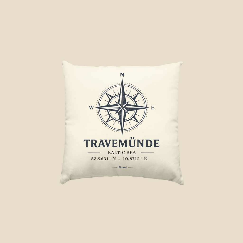 Quadratisches Kissen in Naturweiß mit maritimem Kompassmotiv „Travemünde Baltic Sea“ und Koordinaten von Nomavé. Das dekorative Sofakissen im cleanen Mockup eignet sich als stilvolle Wohnaccessoire für Wohnzimmer, Schlafzimmer, Ferienwohnung oder Strandhaus und bringt nordisches Ostsee-Flair in jedes Zuhause.