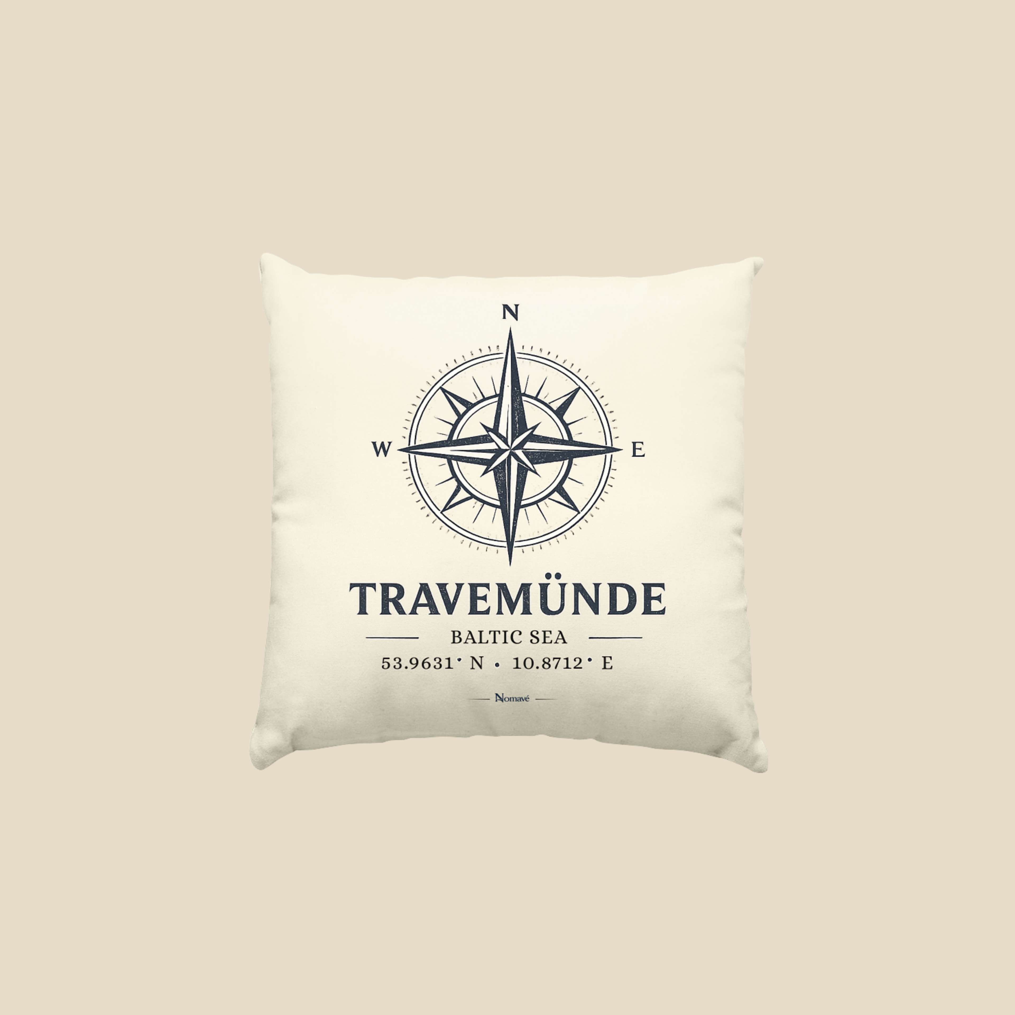 Quadratisches Kissen in Naturweiß mit maritimem Kompassmotiv „Travemünde Baltic Sea“ und Koordinaten von Nomavé. Das dekorative Sofakissen im cleanen Mockup eignet sich als stilvolle Wohnaccessoire für Wohnzimmer, Schlafzimmer, Ferienwohnung oder Strandhaus und bringt nordisches Ostsee-Flair in jedes Zuhause.