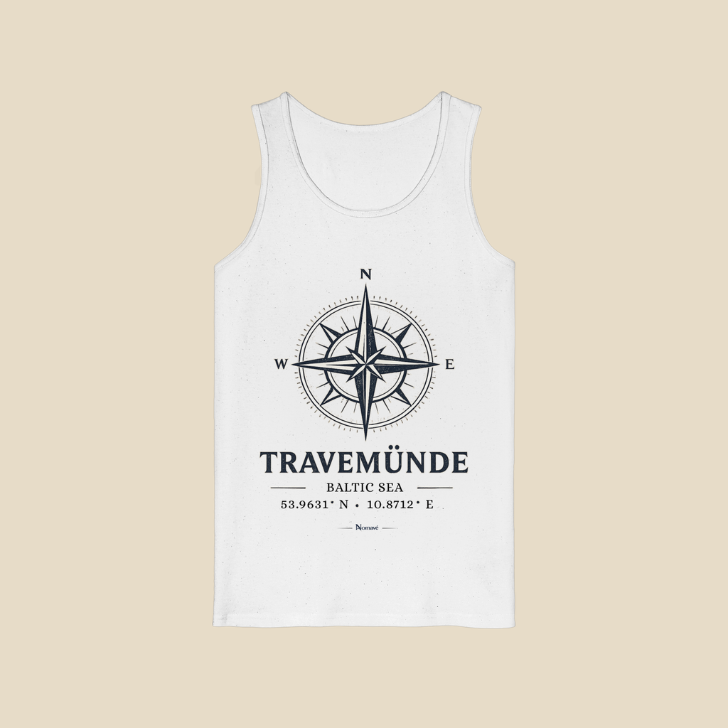 Weißes Bio-Tanktop mit maritimem Kompassmotiv „Travemünde Baltic Sea“ und den Koordinaten von Nomavé im cleanen Mockup auf hellem Hintergrund. Das leichte Tanktop eignet sich ideal für Strandtage, Sommerurlaub, Spaziergänge an der Ostsee sowie Freizeit und bringt maritimen Küstenstil in den Alltag.