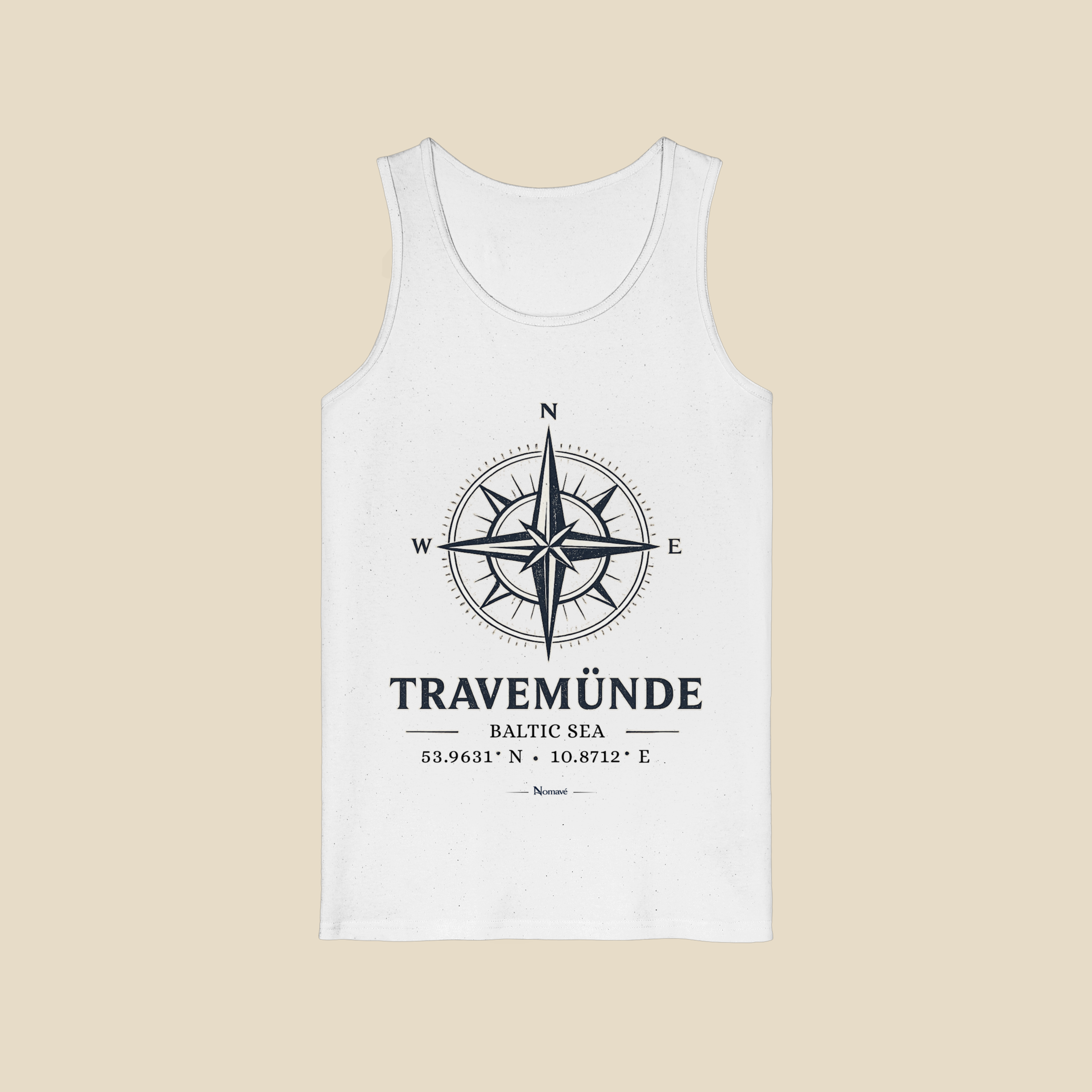 Weißes Bio-Tanktop mit maritimem Kompassmotiv „Travemünde Baltic Sea“ und den Koordinaten von Nomavé im cleanen Mockup auf hellem Hintergrund. Das leichte Tanktop eignet sich ideal für Strandtage, Sommerurlaub, Spaziergänge an der Ostsee sowie Freizeit und bringt maritimen Küstenstil in den Alltag.