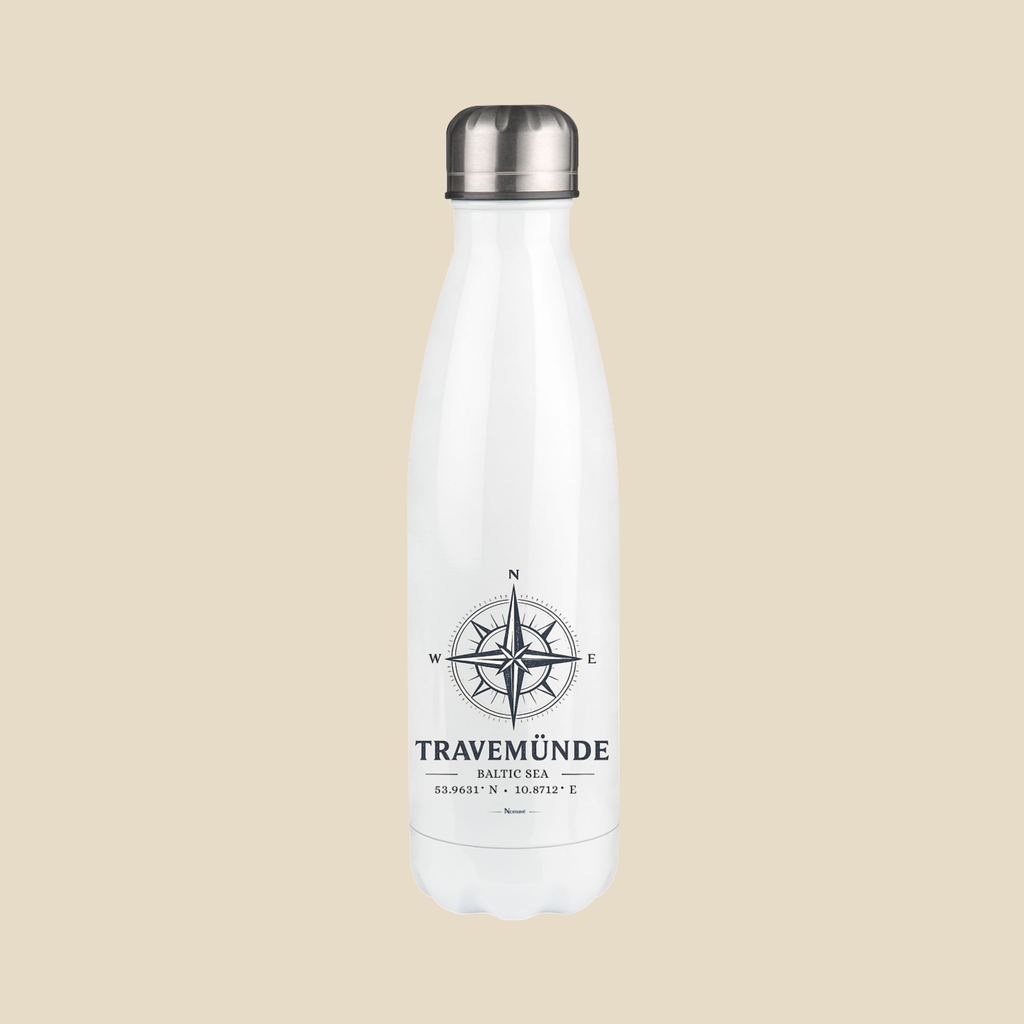 Weiße Edelstahl-Trinkflasche mit maritimem Kompassmotiv „Travemünde Baltic Sea“ von Nomavé auf hellem neutralem Hintergrund. Die doppelwandig isolierte Trinkflasche mit den Koordinaten von Travemünde hält Getränke lange heiß oder kalt und ist der ideale Begleiter für Strand, Alltag, Büro, Sport, Reisen und Ausflüge an die Ostsee.