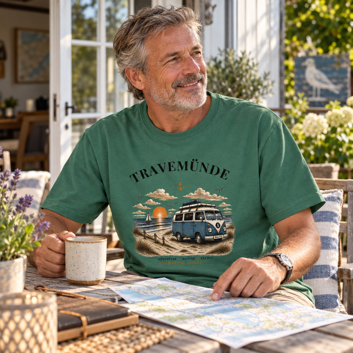 Mann im Travemünde Bulli Bio-Heavy T-Shirt in Green Bay auf einer Gartenterrasse