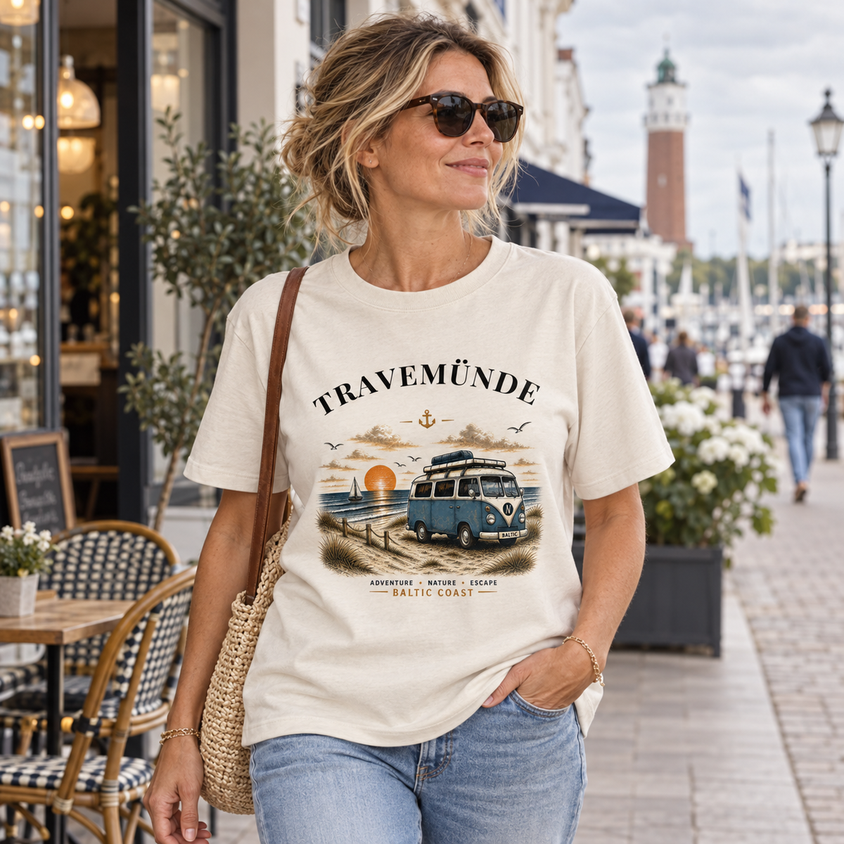 Frau im Travemünde Bulli Bio-Heavy T-Shirt in Natural Raw beim Stadtbummel