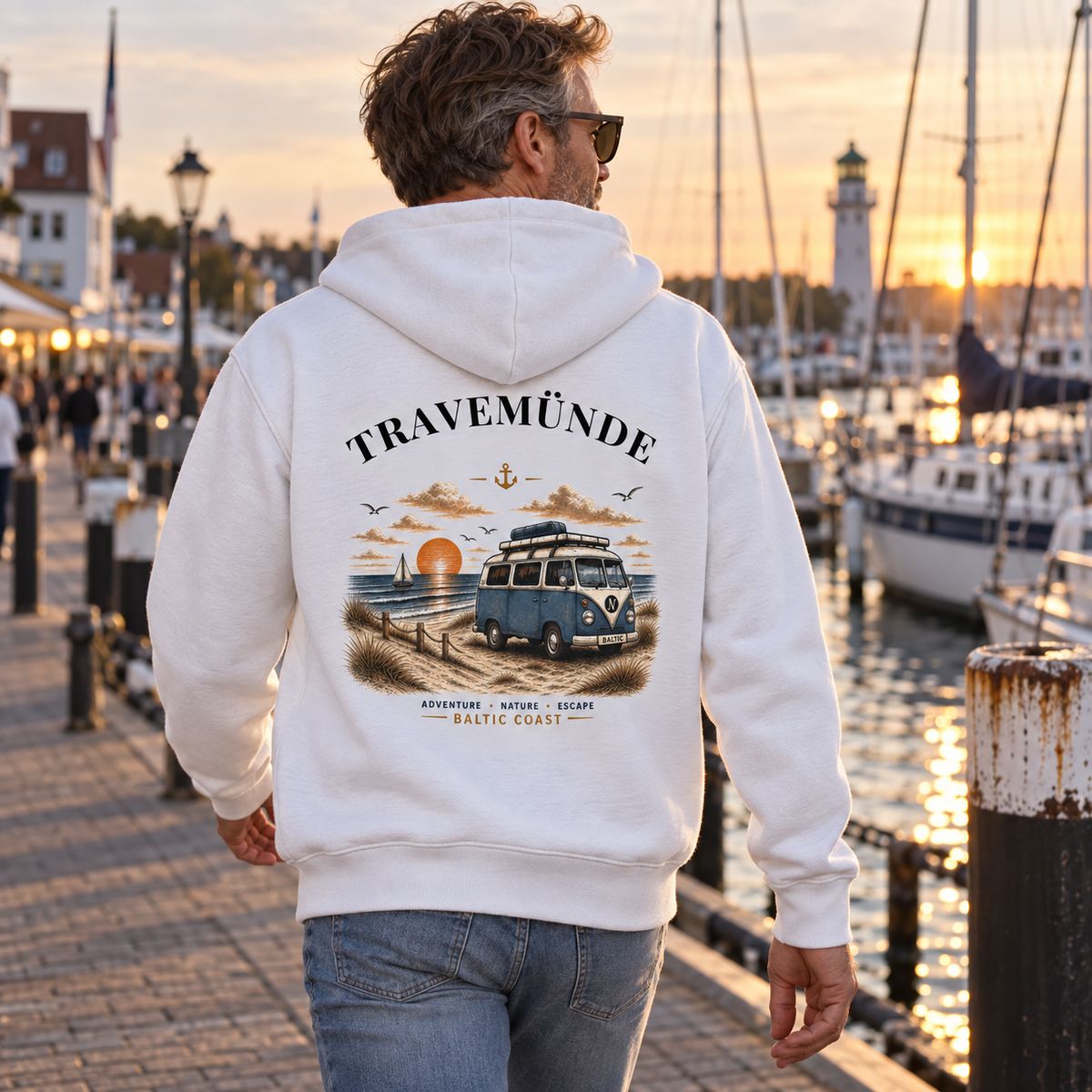 Mann im weißen Travemünde Bulli Bio-Zipper mit Rückenprint beim Hafenbummel
