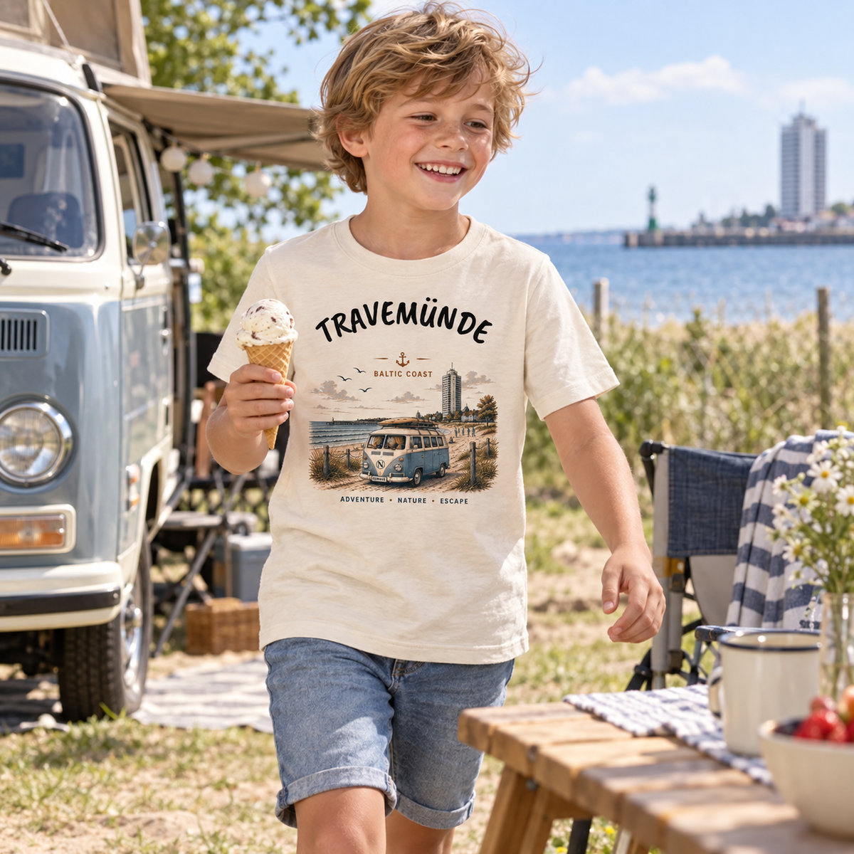 Kind im naturfarbenen Travemünde Bulli Bio T-Shirt beim Camping an der Ostsee