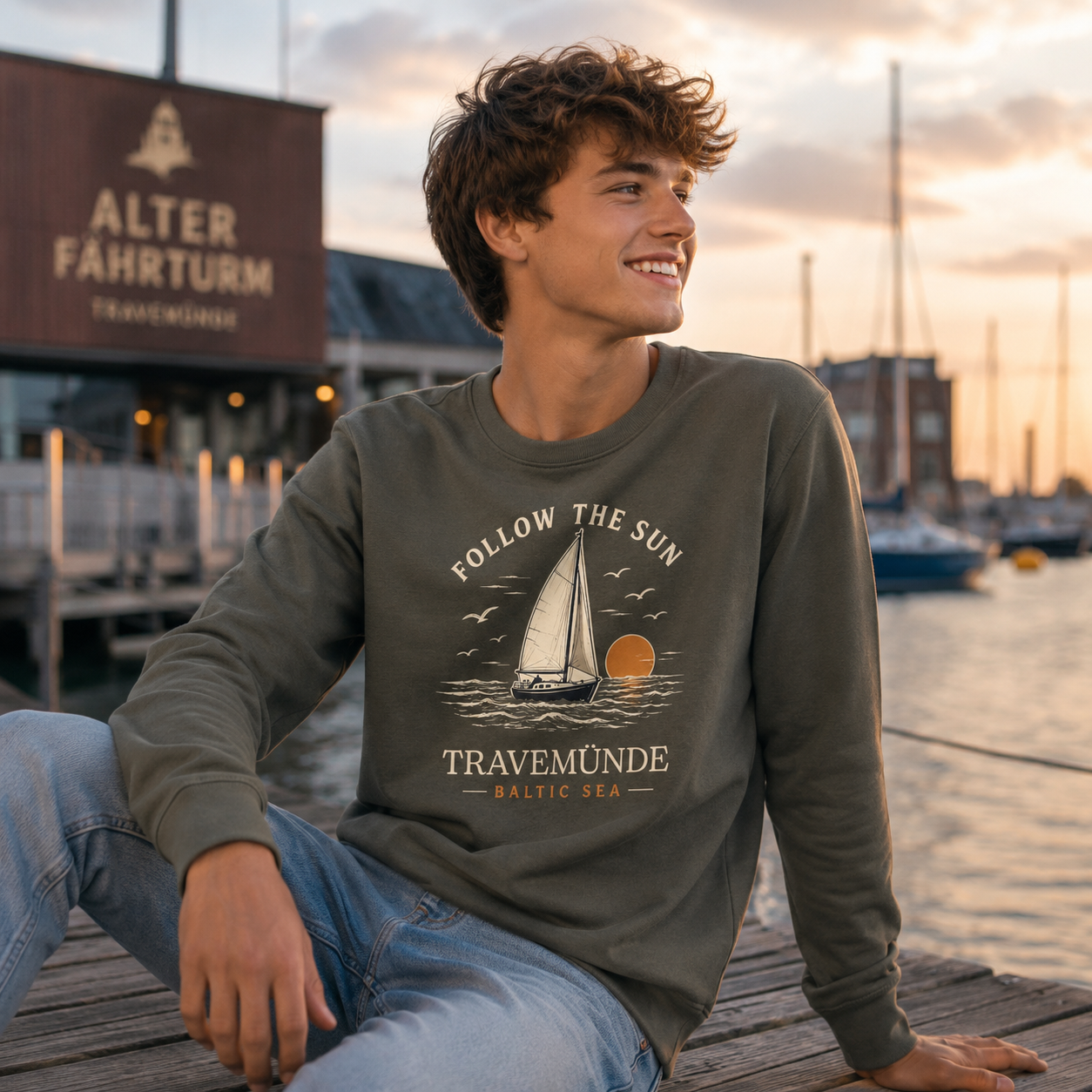 Travemünde Follow The Sun Dark Edition Sweatshirt am Hafen mit maritimem Ostsee Flair
