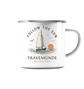 Travemünde Follow the Sun Emaillebecher mit Segelboot Motiv Produktansicht