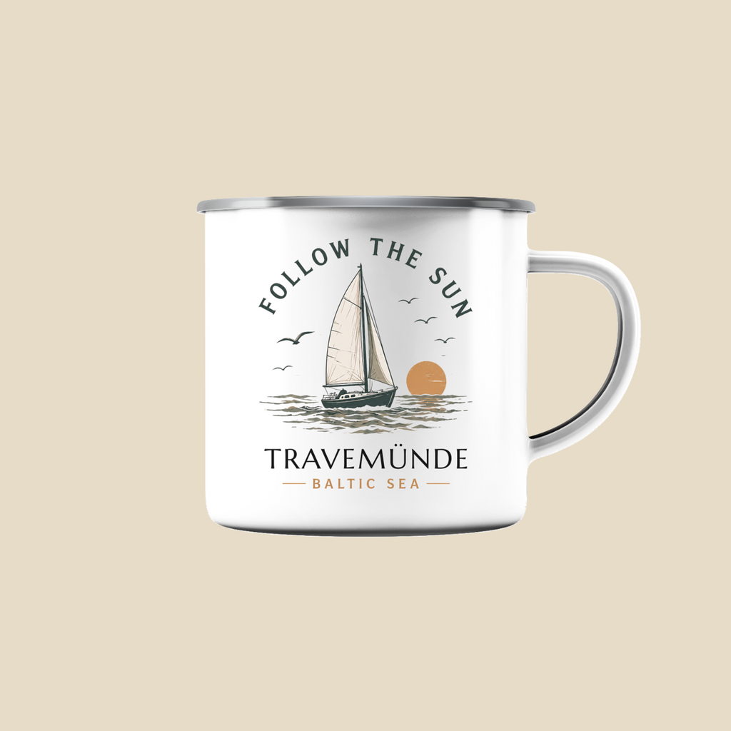 Travemünde Follow the Sun Emaillebecher mit Segelboot Motiv
