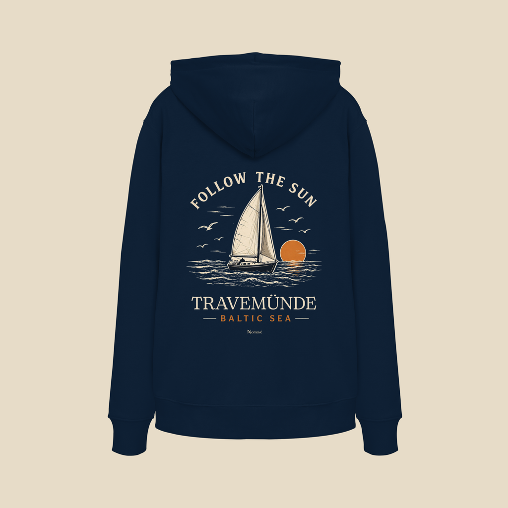 Travemünde Follow The Sun Dark Edition Hoodie – Backprint aus Bio-Baumwolle
