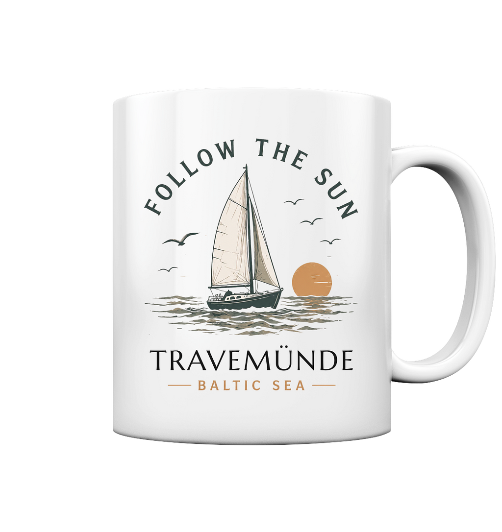 Travemünde Follow the Sun Keramiktasse mit Segelboot Motiv Seitenansicht