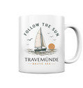 Travemünde Follow the Sun Keramiktasse mit Segelboot Motiv Seitenansicht
