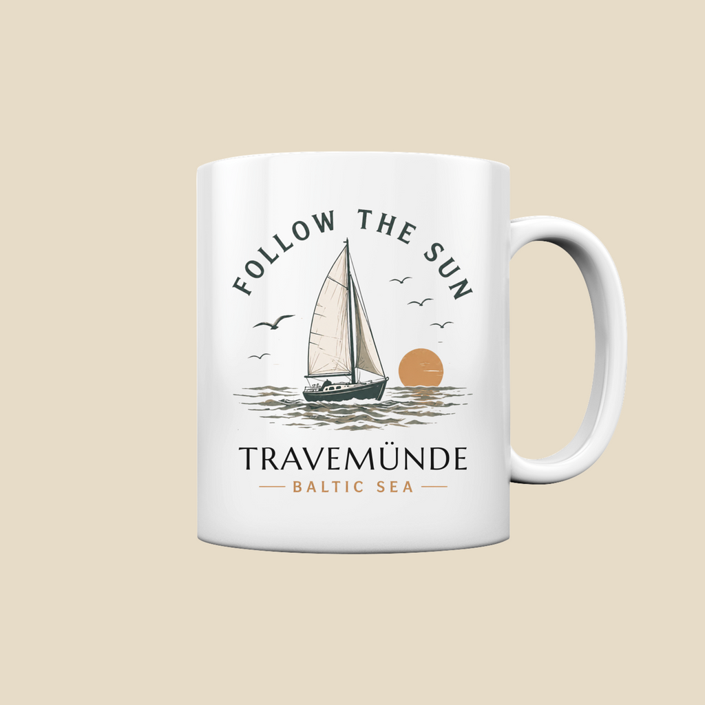 Travemünde Follow the Sun Keramiktasse mit Segelboot Motiv