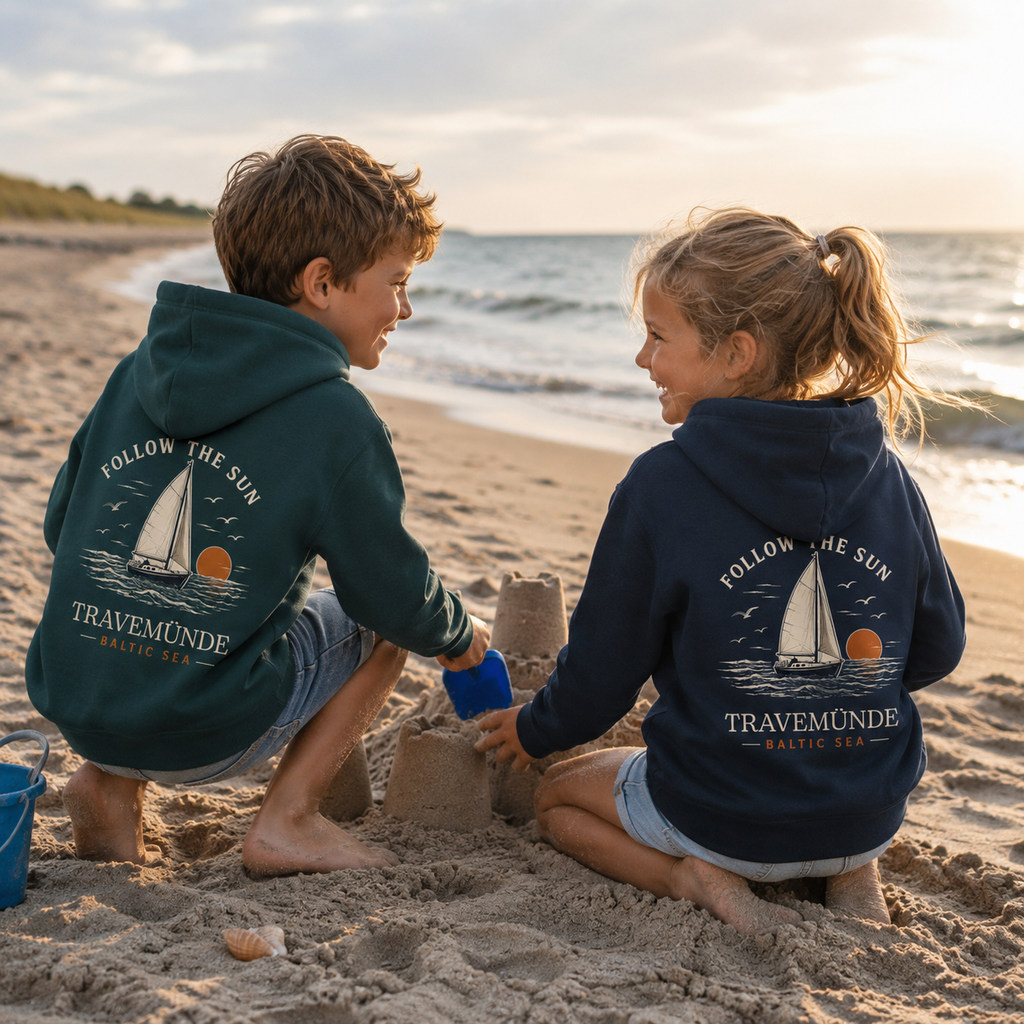 Kinder tragen Follow The Sun Travemünde Hoodies am Strand der Ostsee