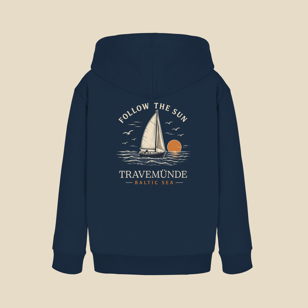 Follow The Sun Travemünde Kinder Hoodie mit Segelboot Motiv