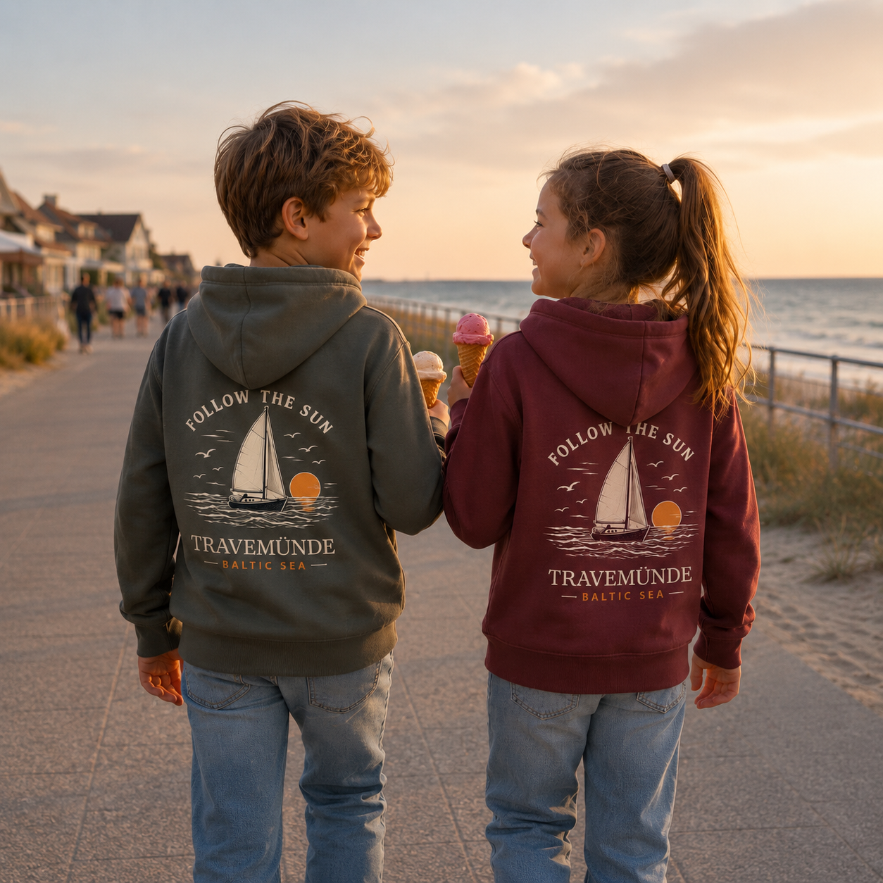 Kinder tragen Follow The Sun Travemünde Hoodies auf der Promenade in Travemünde