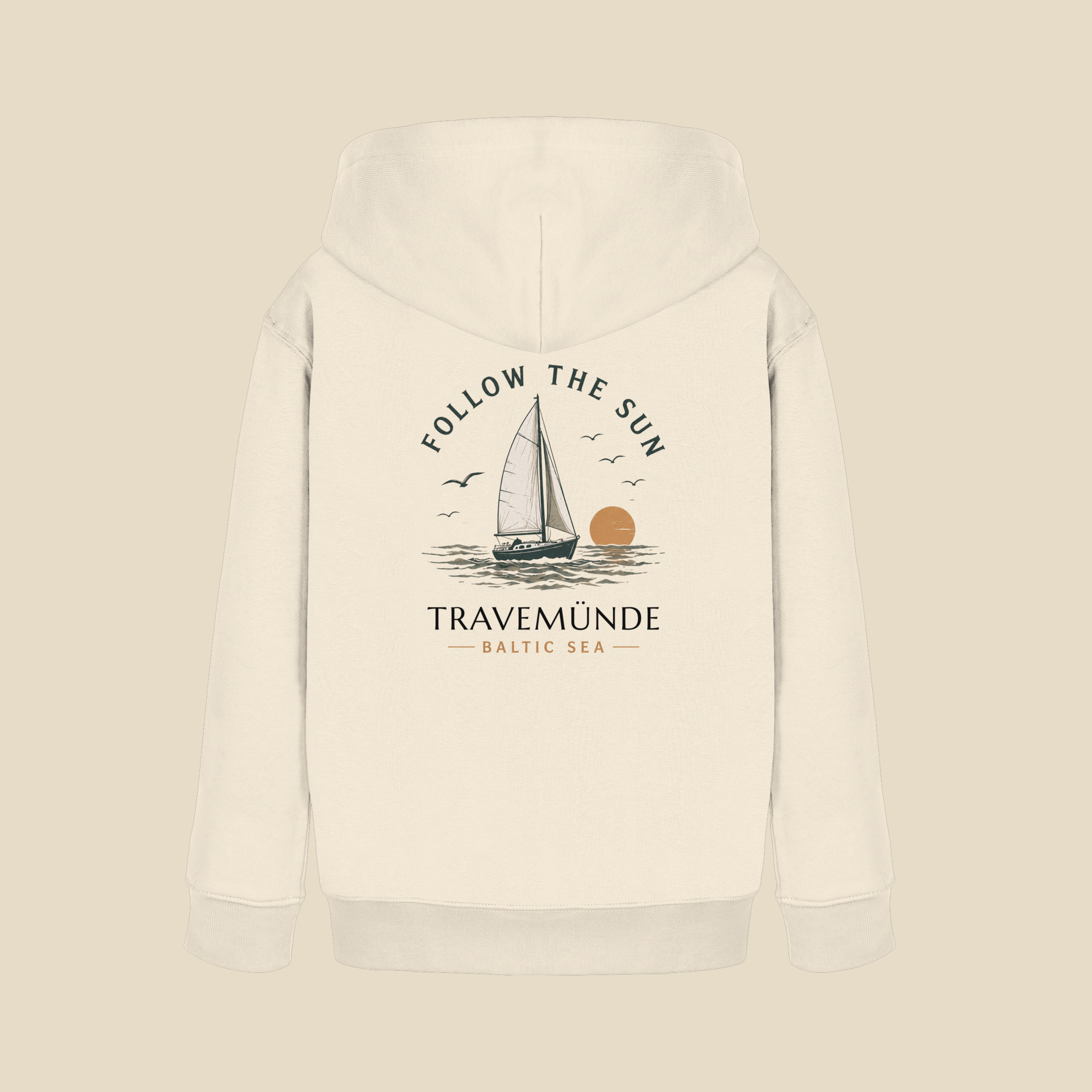 Travemünde Follow the Sun Kinder Hoodie in Natural Raw mit Segelboot Motiv auf dem Rücken