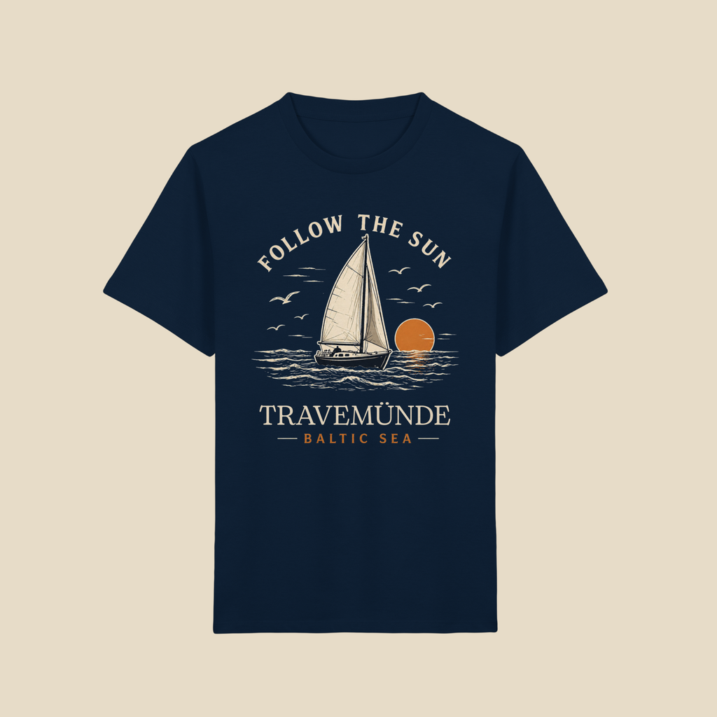 Follow The Sun Travemünde Kinder T-Shirt mit Segelboot Motiv