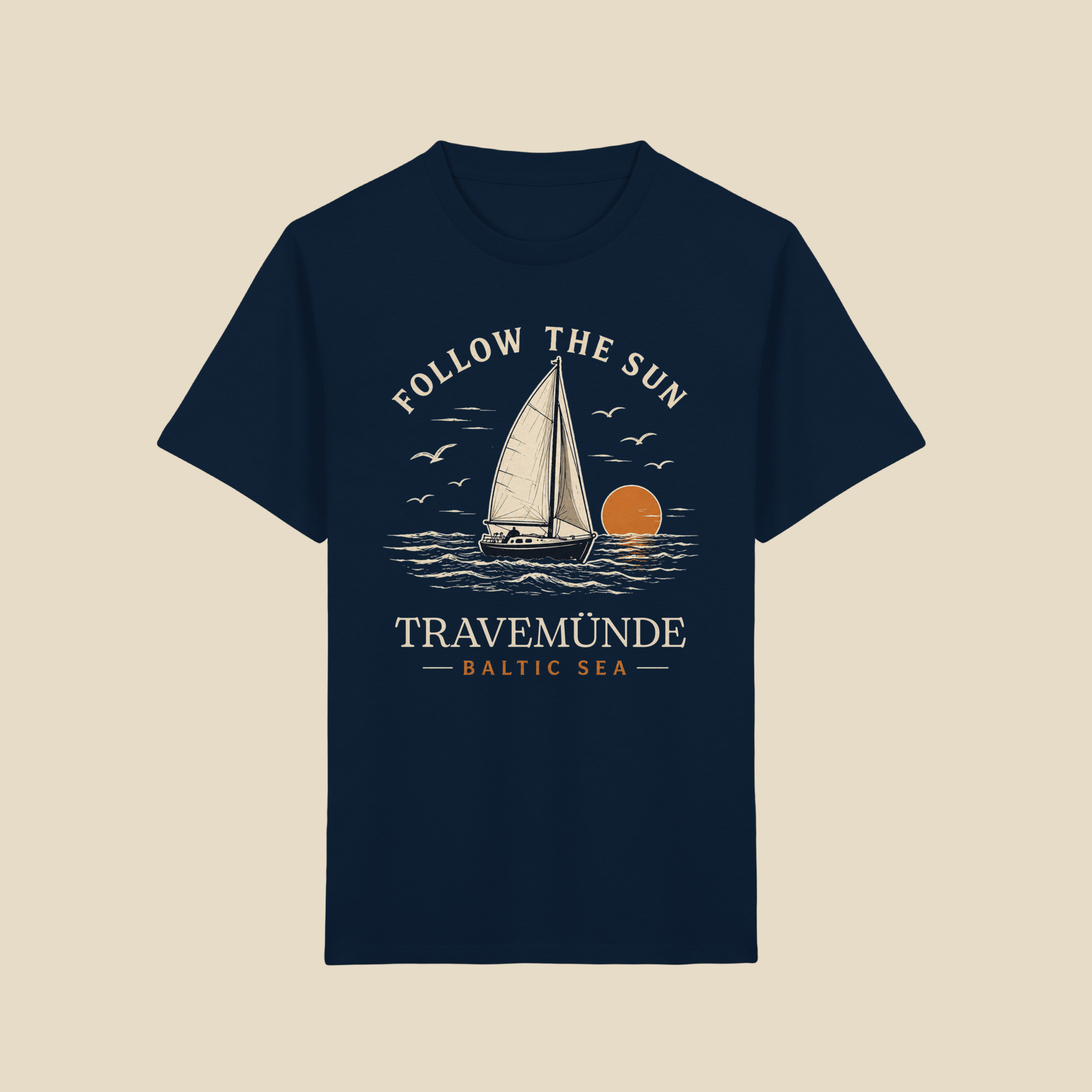 Follow The Sun Travemünde Kinder T-Shirt mit Segelboot Motiv