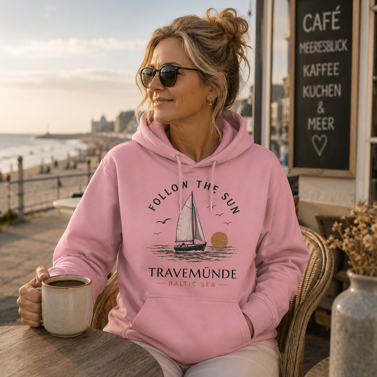 Travemünde Follow the Sun Hoodie in Cotton Pink mit Segelboot Motiv und Baltic Sea Design