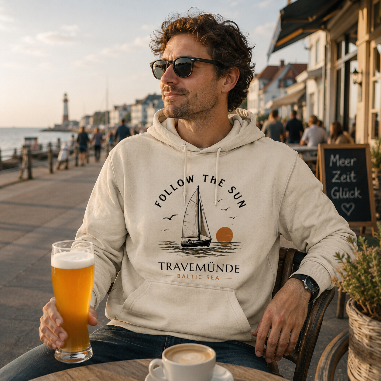 Travemünde Follow the Sun Hoodie in Natural Raw mit Segelboot Motiv und Baltic Sea Design