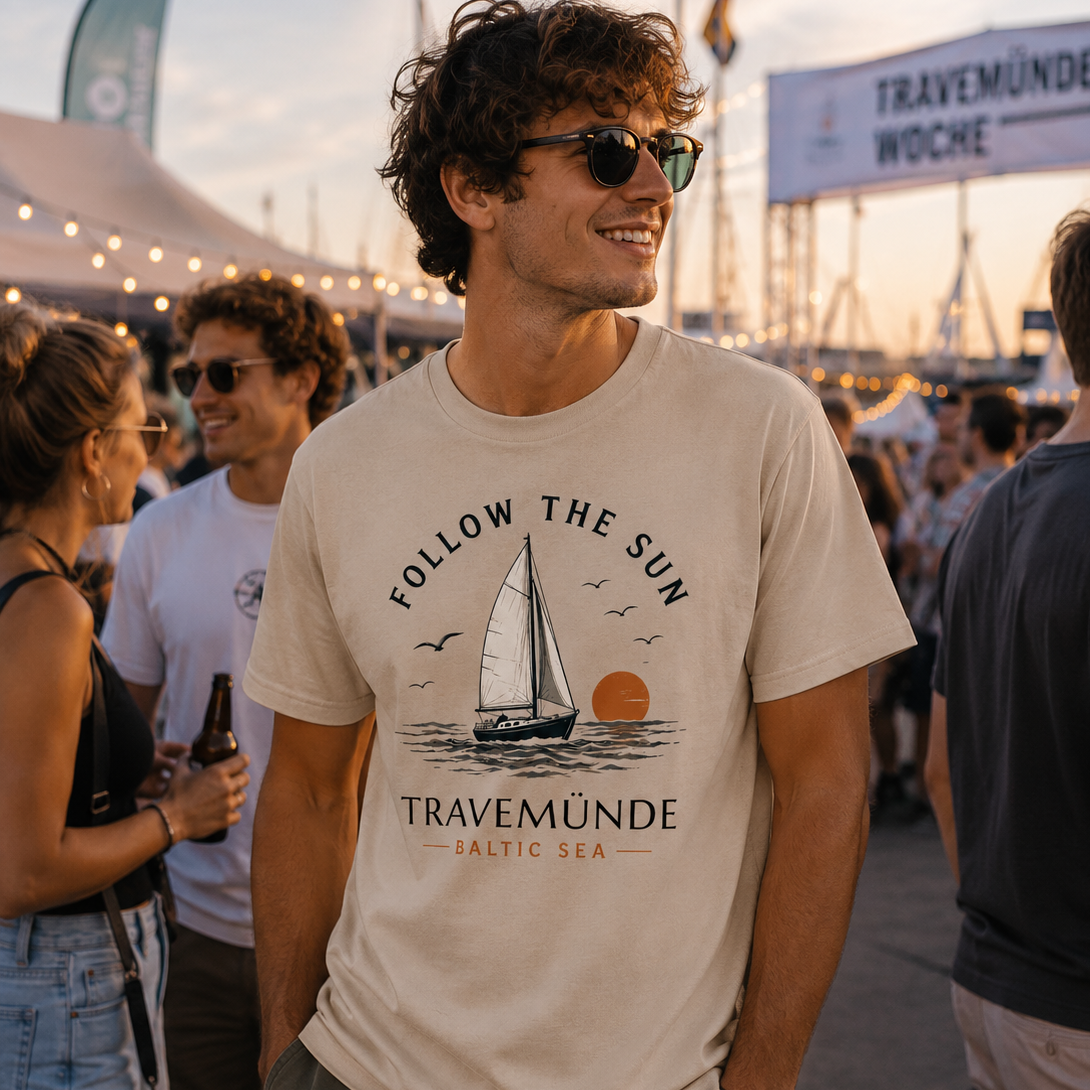 Travemünde Follow the Sun T-Shirt in Desert Dust mit Segelboot Motiv und Baltic Sea Design