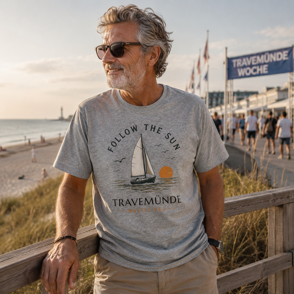 Travemünde Follow the Sun T-Shirt in Heather Grey mit Segelboot Motiv und Baltic Sea Design