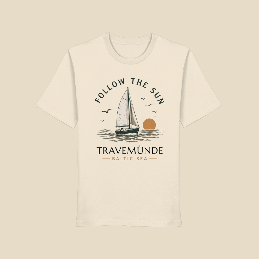 Travemünde Follow the Sun T-Shirt in Natural Raw mit Segelboot Motiv und Baltic Sea Design